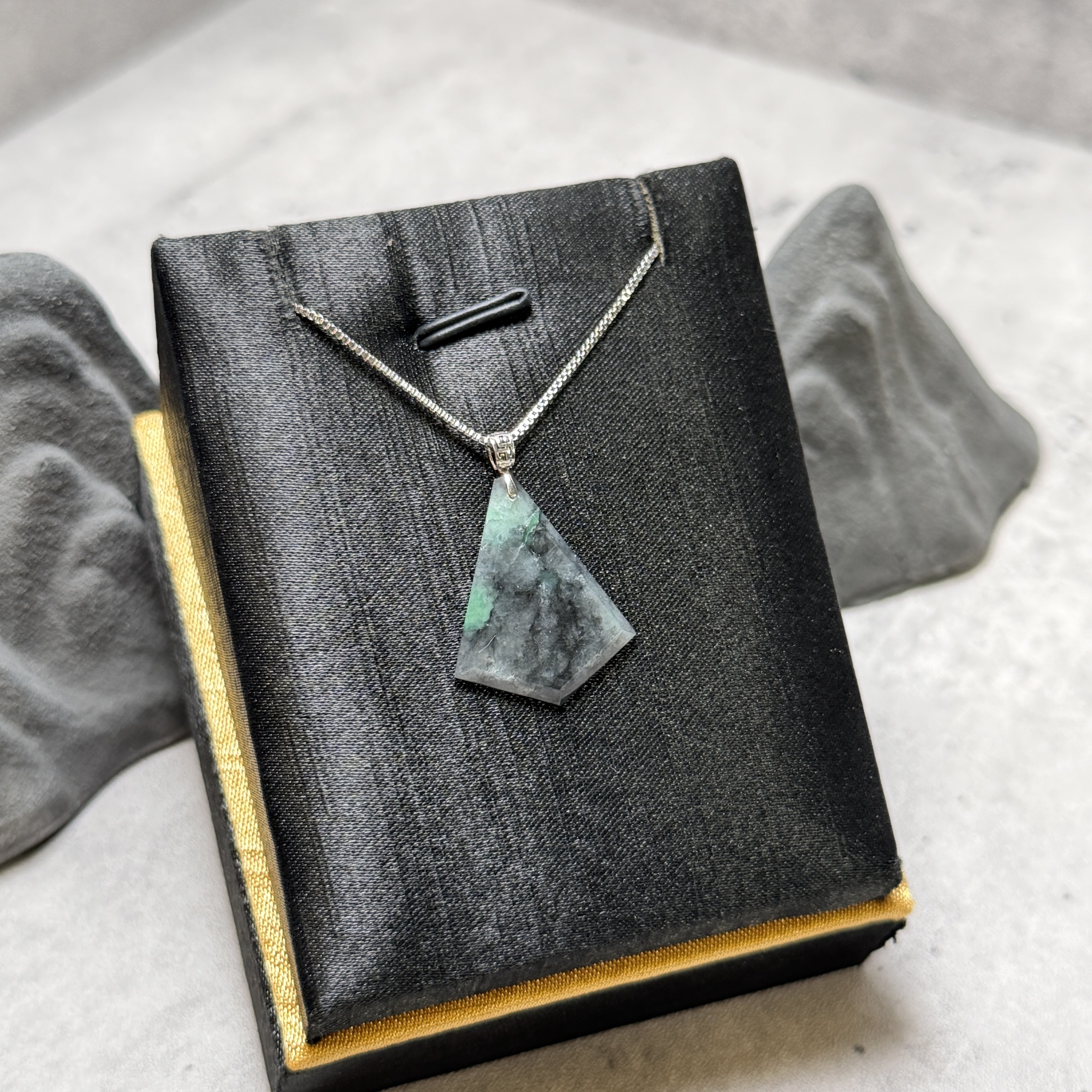 烏雞帶綠一生富祿無事牌吊18K