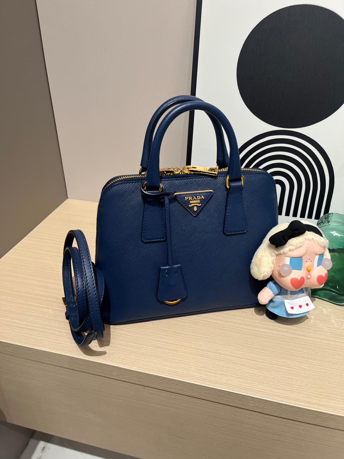 Prada 2way shoulder bag calfskin 100%Authentic,99%new ✅Strap✅Dust bag