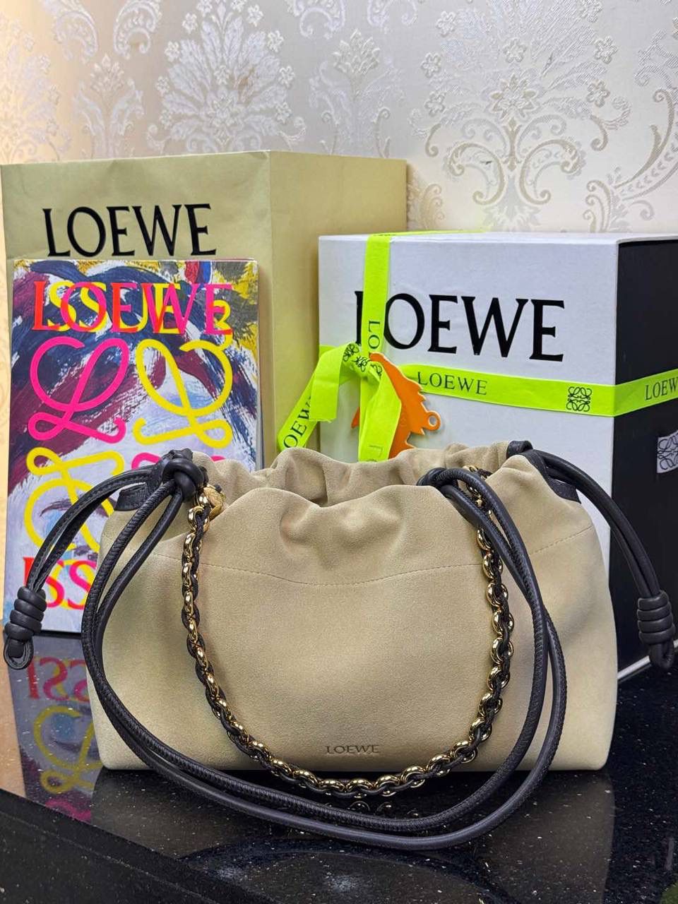 🎈中号链条款𝙁𝙡𝙖𝙢𝙚𝙣𝙘𝙤 𝙋𝙪𝙧𝙨𝙚磨砂皮 ——【杏色】 尺寸：𝟯𝟬-𝟭𝟬.𝟓-𝟮𝟬𝐜𝐦 编码：012403 【配全套礼盒】 👉🏻延续福袋收缩绳褶皱设计•羊皮包身手感细腻柔软❤️ 👉🏻链条肩带➕皮肩带的双肩带设计•时尚百搭•给足了集美们多样化的选择。肩带可拆卸可调节•磁扣开合•正面烫金𝙇𝙤𝙜𝙤•呈现出高贵典雅的视觉感😍 👉🏻独家背景➕独家品质➕独家全套砖柜礼盒套装•市场高端品质皆在我手✌🏻