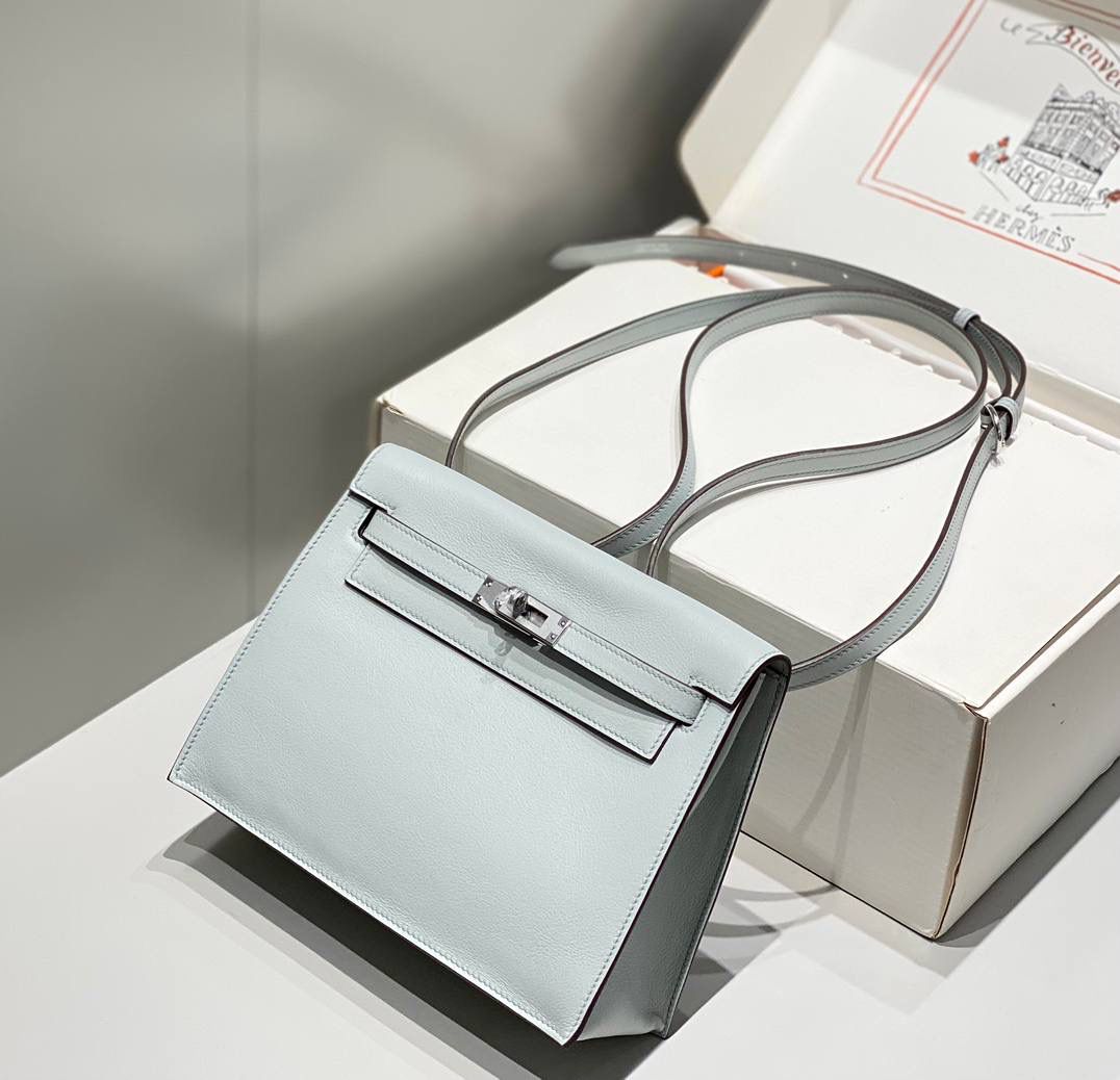 『圣杯蓝·银』 ‘’Kᴇʟʟʏ ᴅᴀɴsᴇ • Evercolor 🎀 时尚圈就是一个圆！ 最厉害的就是六种背法： 斜背、侧背、肩背、腰包、背包、手包 集美们一定要安排起来‼️ 22Cm