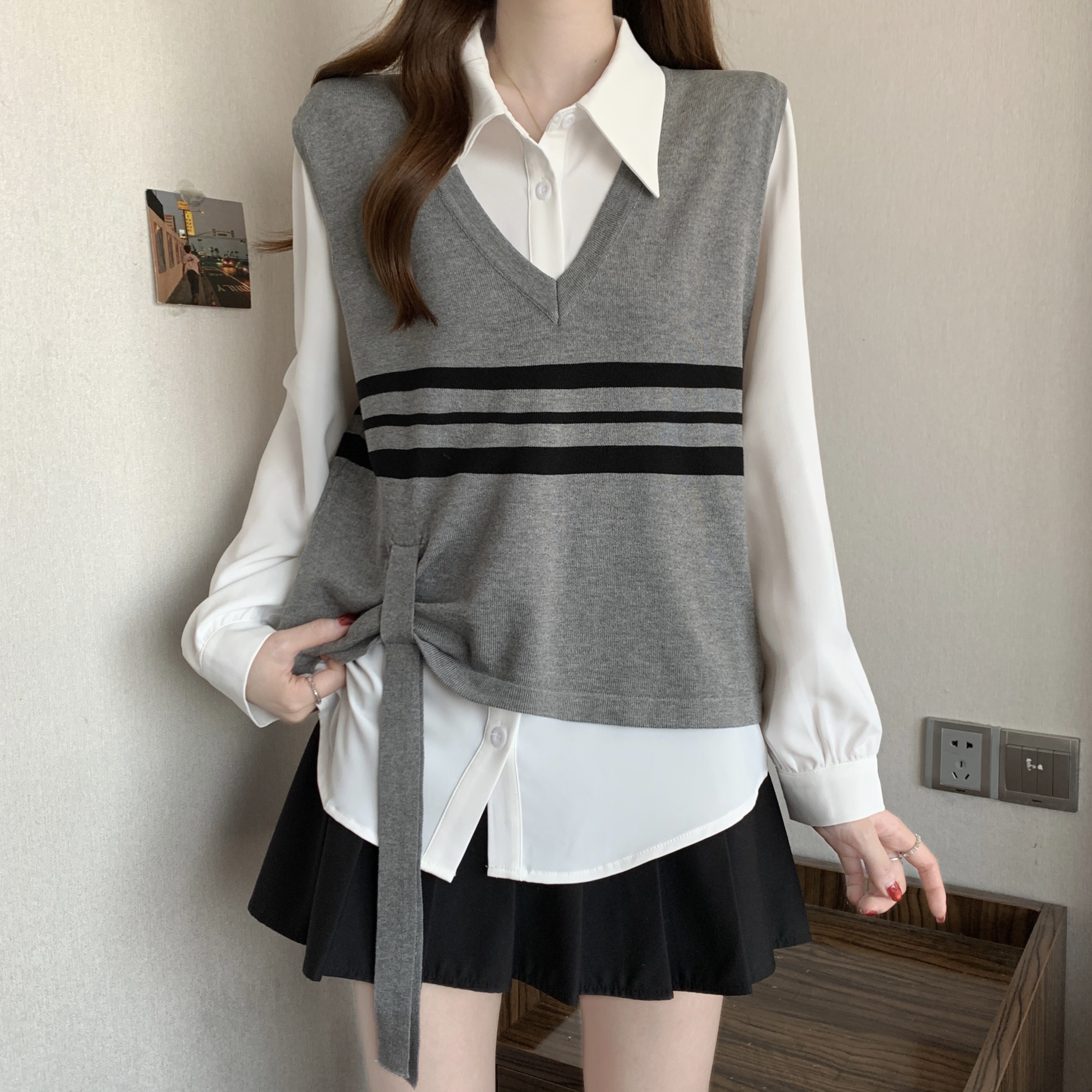 B140(69420+62158) 韩系长袖白衬衫与撞色条纹下摆飘带黑灰针织马甲两件套上衣