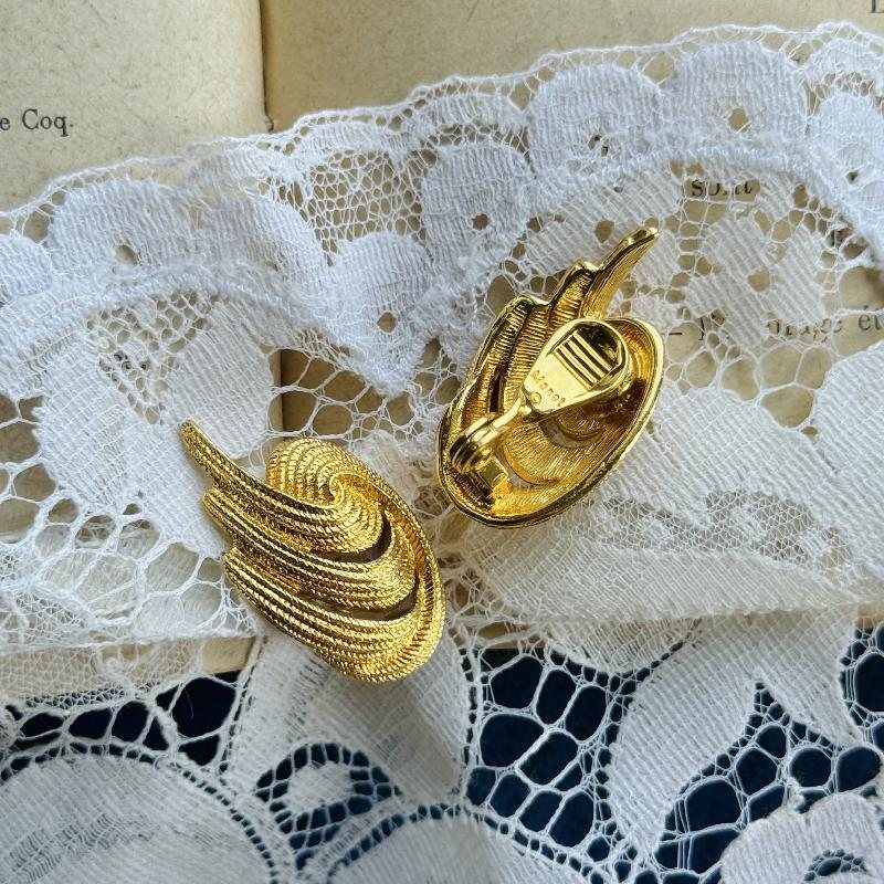 1950s Monet Abstract Curve Motif Golden Clip Earrings (MT2070-15)