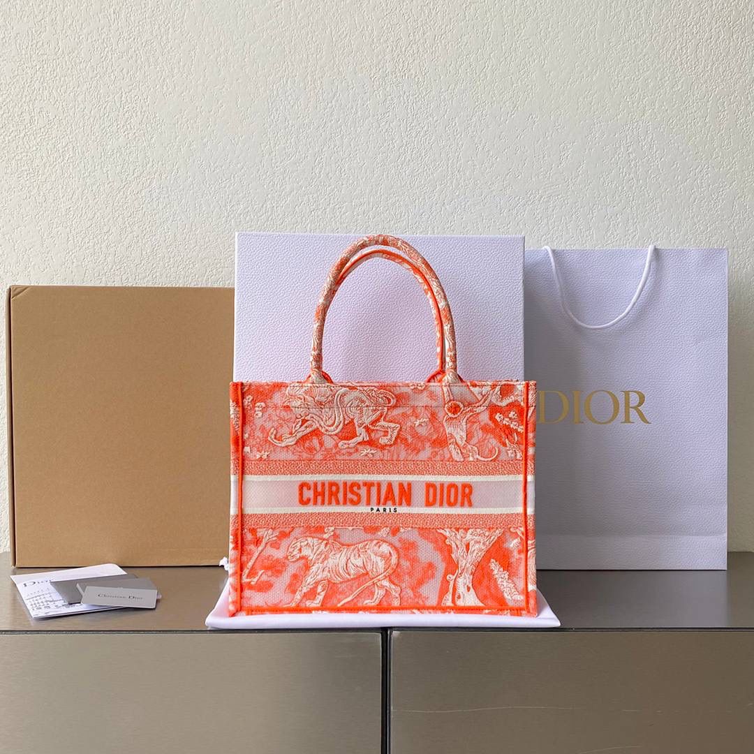 🈶透明橙中号 𝗖𝗗 𝗕𝗼𝗼𝗸 𝘁𝗼𝘁𝗲购物袋"夏日限定" 全新透明帆布材质，轻盈通透的质感🤟🏻 自带清凉属性，是这季的最大亮点 茹伊动物印花与荧光色调的碰撞 怎么会有这么好看的颜色啊 不愧是色彩大师，活力氛围拉满 超醒目的荧光效果和度假气息扑面而来 将优雅融为一体，谁心动了，我不说 刺绣的复杂程度，直接搞疯师傅们 这只购物袋真的要细品，那那都是细节 size：36.5×28×17.5cm