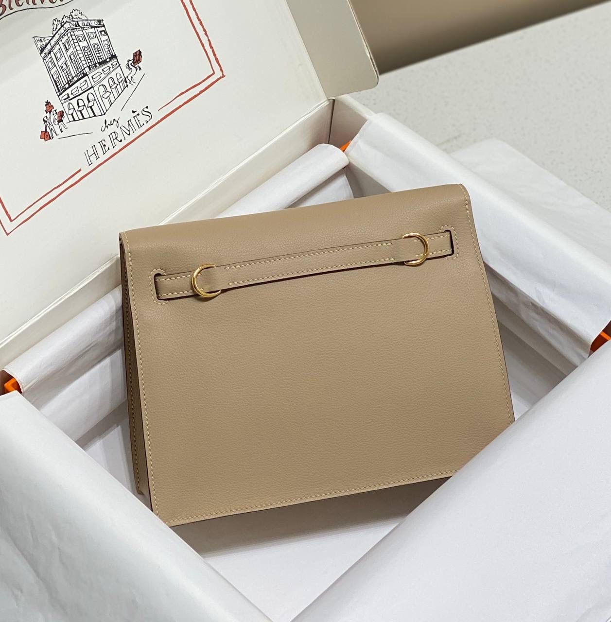 『风衣灰·金』 ‘’Kᴇʟʟʏ ᴅᴀɴsᴇ • Evercolor 🎀 时尚圈就是一个圆！ 最厉害的就是六种背法： 斜背、侧背、肩背、腰包、背包、手包 集美们一定要安排起来‼️ 22Cm