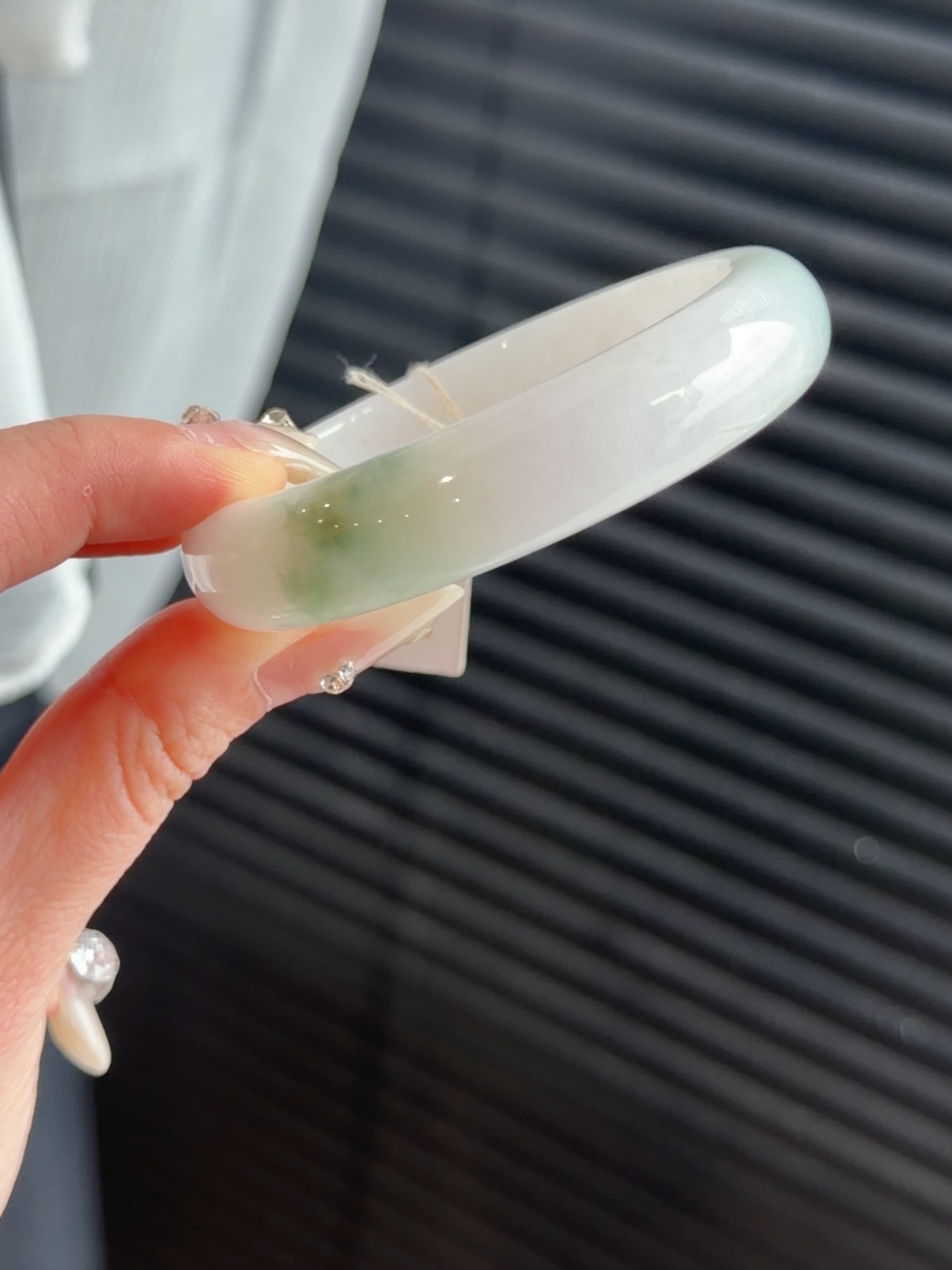 ✨ 马来西亚现货 ✨精品手镯 · 实物更美💗 54圈口粉冰飘花翡翠手镯，种水通透，透着几抹淡淡的粉色，飘花也灵动，很有灵气的一支手镯💎 尺寸圈口：  54 mm ｜ 宽度：13 mm ｜ 厚度：7 mm📄 附权威证书🕊 支持鉴赏期🌍 全球配送喜欢的宝宝欢迎 DM 💌先到先得，不留#马来西亚翡翠 #怡保 #吉隆坡 #新山 #新加坡