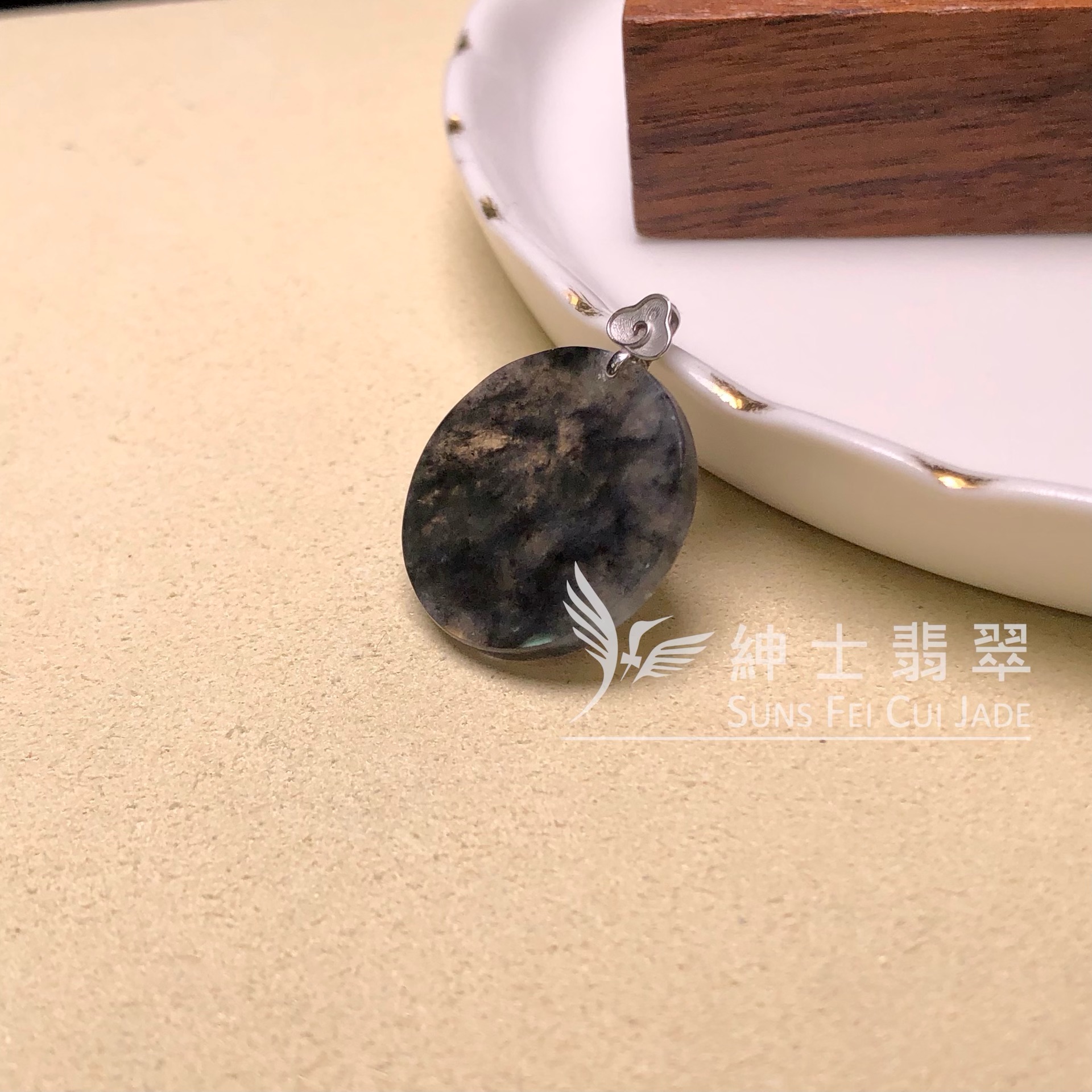 YK00825 冰烏雞圓牌連18k吊墜