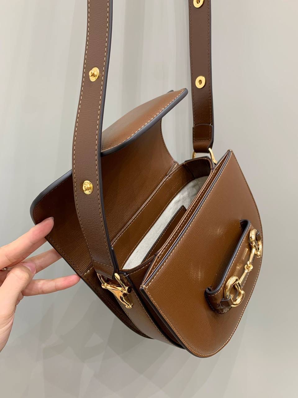 新背景实拍正品级 。Gucc1 horsebit半圆迷你全皮棕（纯铜五金原厂皮） 这个小可爱是真的可爱，小小乖巧的一个 经典的设计加上配色，不管你是潮流的运动女孩👧 还是睿智的职场精英，又或者是优雅的气质女性 这款都是你完美生活中的一款适合的穿搭单品 经典百搭 实用而又不失个性时尚 1955系列寓意马到成功 来掌握自己的人生方向吧！ 型号760191；尺寸17/18.5/7.5cm