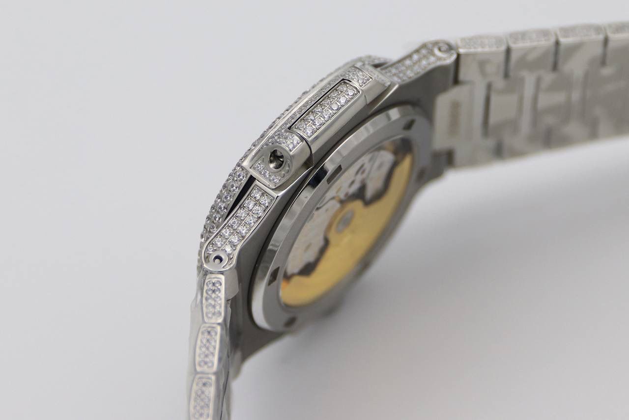 百达翡丽鹦鹉螺满天星V3版。少量到货！！！独家还原正品后镶钻。 全新修正V2版不足的四大细节： 1.表盘上12个条形刻度，根据原装5711字钉开模，效果保持了跟原装一致的黑油条形夜光刻度。 2.全新定制原版324机芯，V3版本机芯摆轮位置与原装一致，CNC数控技术打造机芯夹板，深度洗花和刻字，效果保持了原装应有的细节，机芯结构还原度极高。 3.表带升级还原正品后镶钻侧面表带镶石工艺：挑战难度极高百达翡丽鹦鹉螺侧边镶钻表带R8制表师历练数年多次，尝试过无数种加工工艺，即使再难也有破釜沉舟的心态，如今终于大功告成，还原正品后镶钻效果，是目前唯一可以做到表带侧边镶钻工艺。 4.指针升级：秒针中心点升级为针轴秒针。 （让你体验最奢华百达翡丽鹦鹉螺）