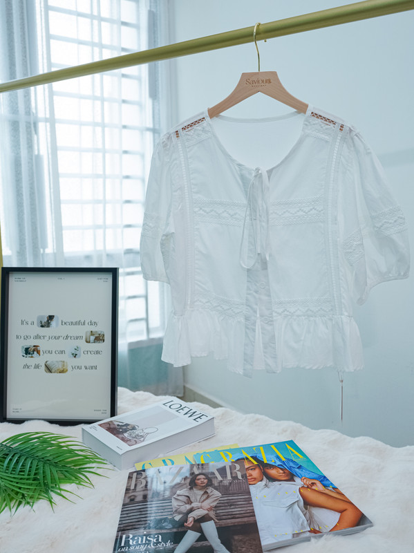 French-Inspired Cotton Blouse with Lace and Tie Detail ‖ 法式蕾丝拼接系带棉质上衣 KR01871151