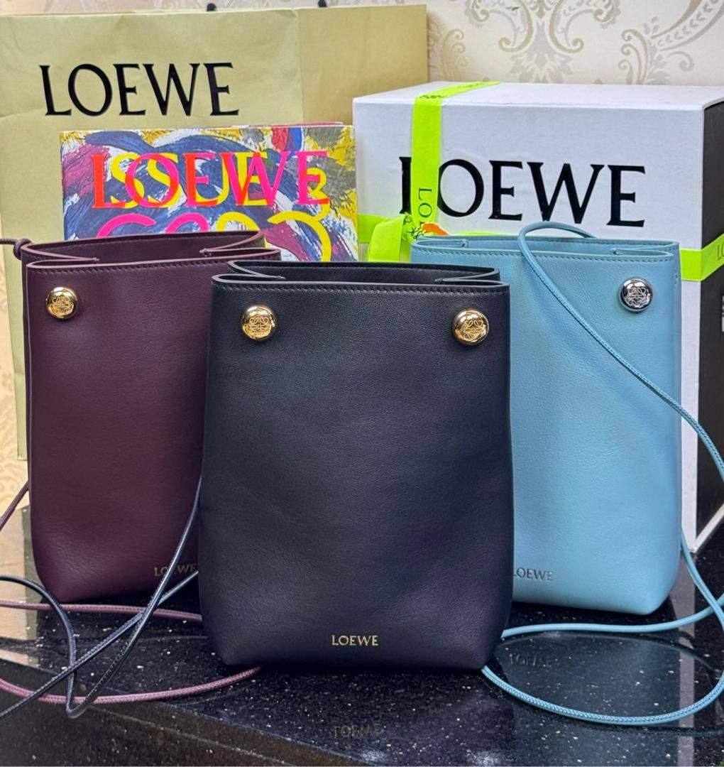 全新𝗣𝗲𝗯𝗯𝗹𝗲手机包4️⃣色到货💕 【市场最顶级品质•全钢五金♥️】 尺寸：𝟮𝟭.𝟱-𝟭𝟳-𝟳𝗰𝗺 编码：652406 【独家背景➕独家品质➕独家包装•给你最好的品质】