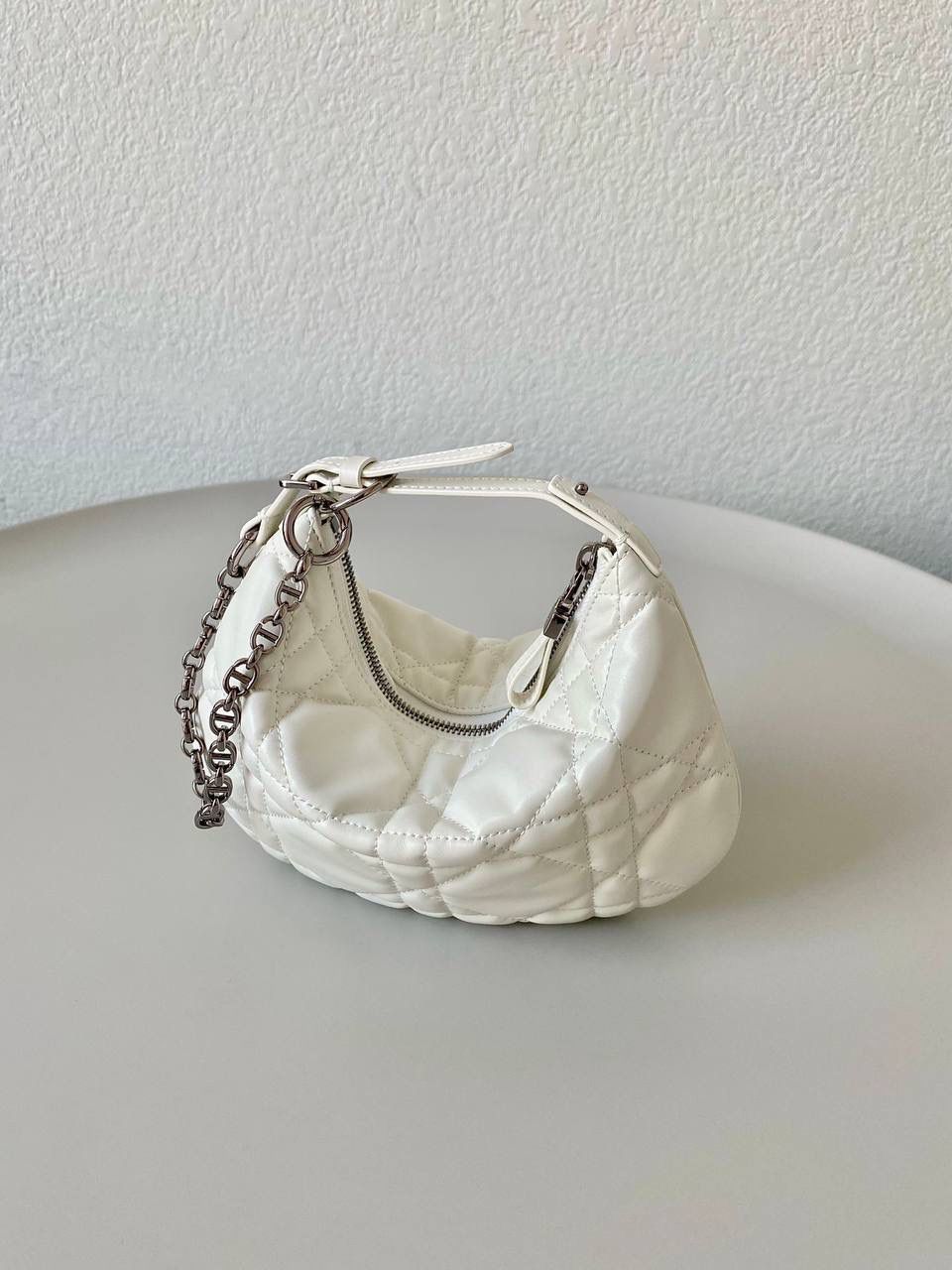 🈶白枪 𝗗𝗶𝗼𝗿 𝗰𝗮𝗿𝗼系列的郁金香手袋 我的新包有魔法！超级好玩的 还是超大藤格纹小牛皮，柔软质感 最惊喜的是在肩带链条上的灵活性 抽提搭扣法瞬变郁金香花苞形状 可可爱爱！手拎手提，随意切换腋下背 法式时髦感很强啊，一只上身超绝的小包 25×16×2.5cm，#7101m