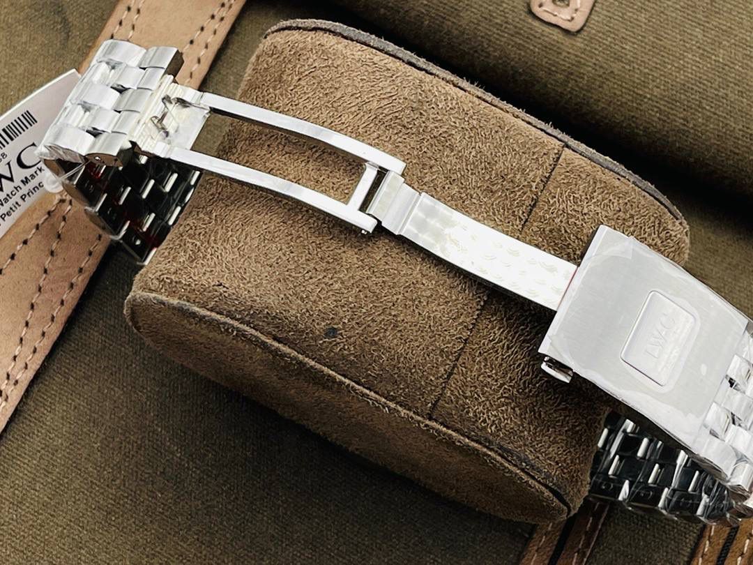 市场超级副本 原版开模 万.国IWC飞行员系列马克十八18商务腕表！超级副本！ 1⃣️直径40MM，尺寸与原装一致！原装快拆钢带！相对传统的精钢材质不仅更抗磨损，耐腐蚀，也大幅降低了腕表的重量，给日常佩戴提供了便捷。 2⃣️搭载9015进口机芯（零返修）！每个机芯都是经过严格挑选达到天文台级别。所有细节均完美克隆，且此款万.国IWC飞行员腕表视为万.国IWC经典款型，任何场景着装均适合佩戴。