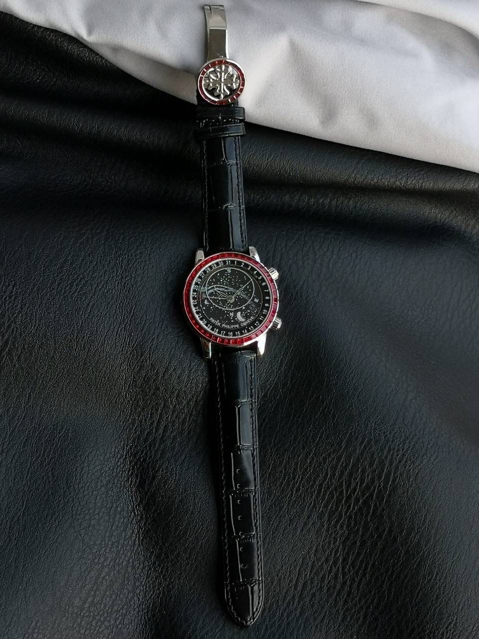 百达翡丽PP-6104G 日内瓦苍穹系列 市场顶级复刻神作震撼来袭！ 搭载原装进口miyota全自动机械机芯改制Cla.240机芯，搭配原装珍珠18K金自动锤，走时精准稳定，性能媲美正品；表圈镶嵌45颗璀璨宝石，表扣点缀28颗珍稀晶石，光影流转间尽显奢华质感；微拱形防眩目处理表镜，折射效果立体通透，让表盘细节清晰可见，质感再升一级💯💯