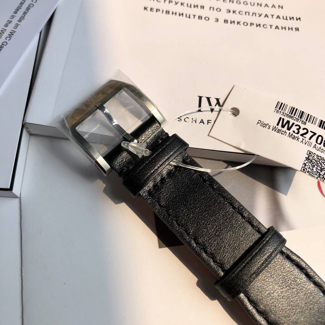 硬货首发，市场独家！IW327002，316L精钢材质，非凡工艺，让小厂知难而退！万国飞行员马克十八传承腕表，采用原装瑞士ETA王牌机芯W-300，40mm表径，全数字刻度超强夜光，双面防反光凸状蓝宝石玻璃表镜。独家渠道进口意大利SANTONI牛皮，一条牛皮成本相当于市场一般牛皮的几倍，在很多细节的把控上都已达到行业顶级，且多项可为标杆，整表细节一丝不苟。 原装价格3W余，一般人均可轻松驾驭，此款万国飞行员腕表视为万国经典款型，任何场景着装均适合佩戴，可谓百搭神器。全套包装出货