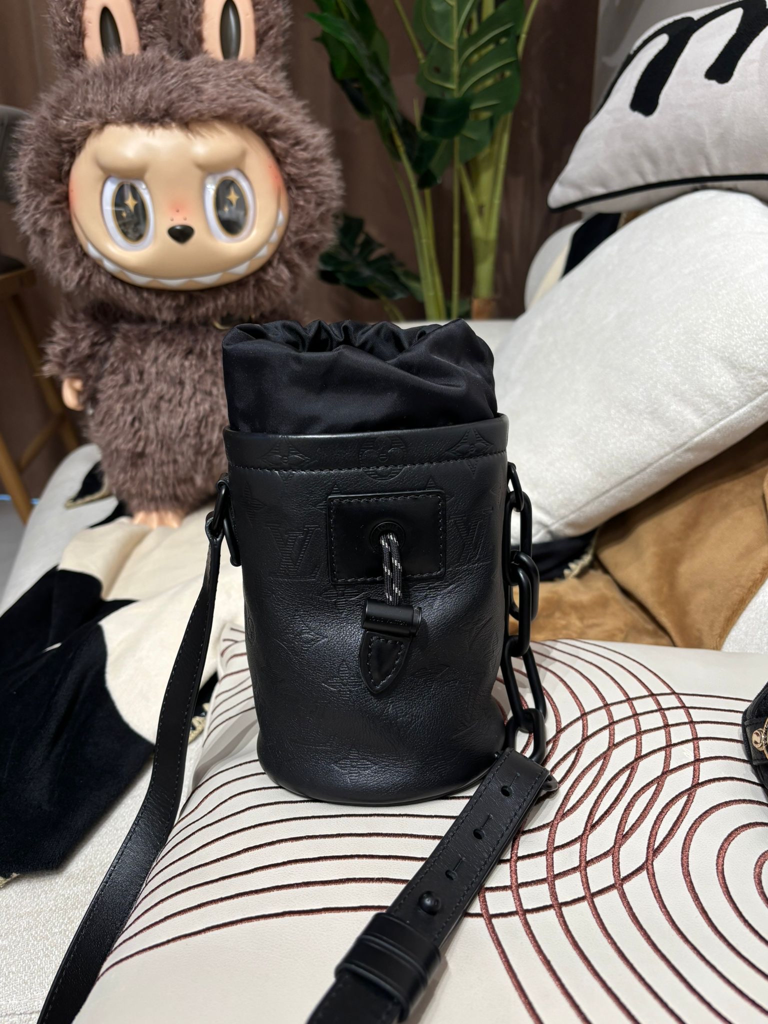 LV Chalk Nano Empreinte Monogram Black Calfskin Bucket Bag m44628 100%Authentic ,98%new✅dust bag  