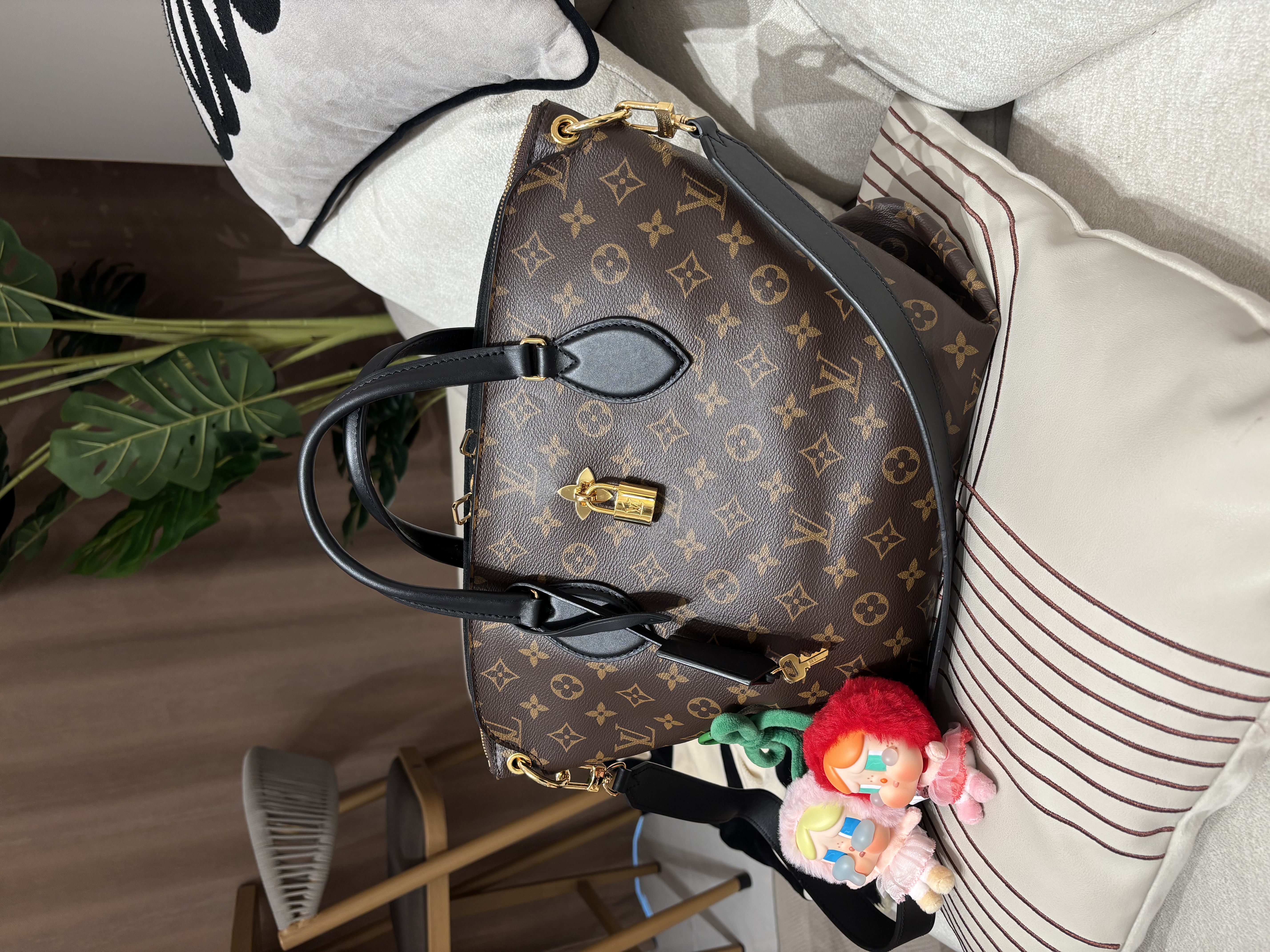 Lv flowers zipped tote bag pm 100%Authentic, 98%new ✅Key Lock ✅Dust bag