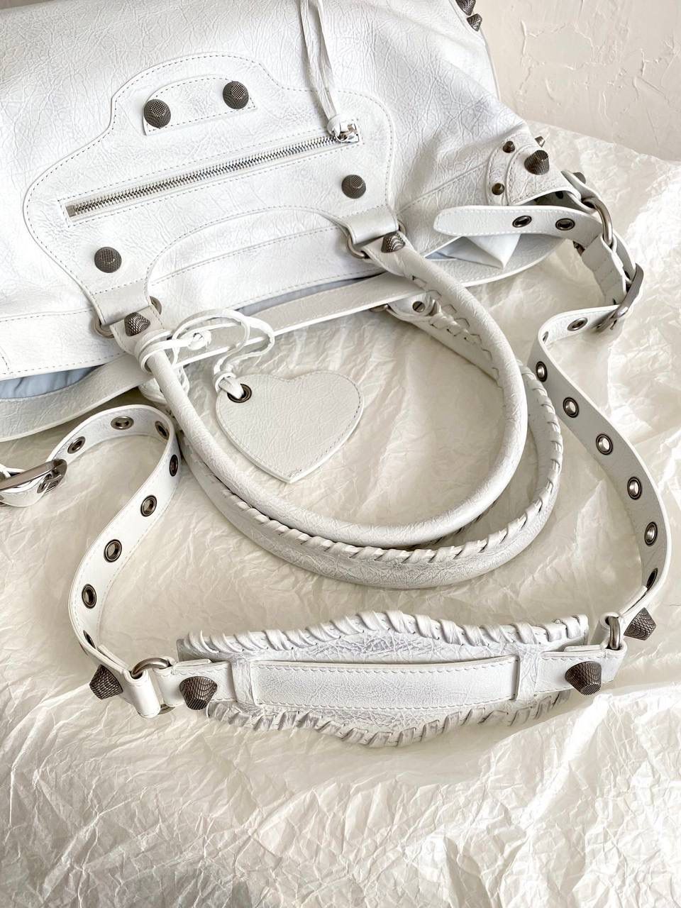 ba1enciaga neo cagole xl plus 油蜡白银🤍 机车包衍生新款，超级好看！ 这只包有三种背法 除了常规的斜挎➕手提 里面还加了一层尼龙布料肩带 直接变成一个大托特！ 14寸的电脑咱说放就放😌 随性松垮的包型，时髦精的tote就它了 机车包最看中的就是整个包的皮料 我们家一直都是安排的原厂皮 皮料一定要软且皱，才做得出zp的慵懒感 46.5×30×13cm791601m