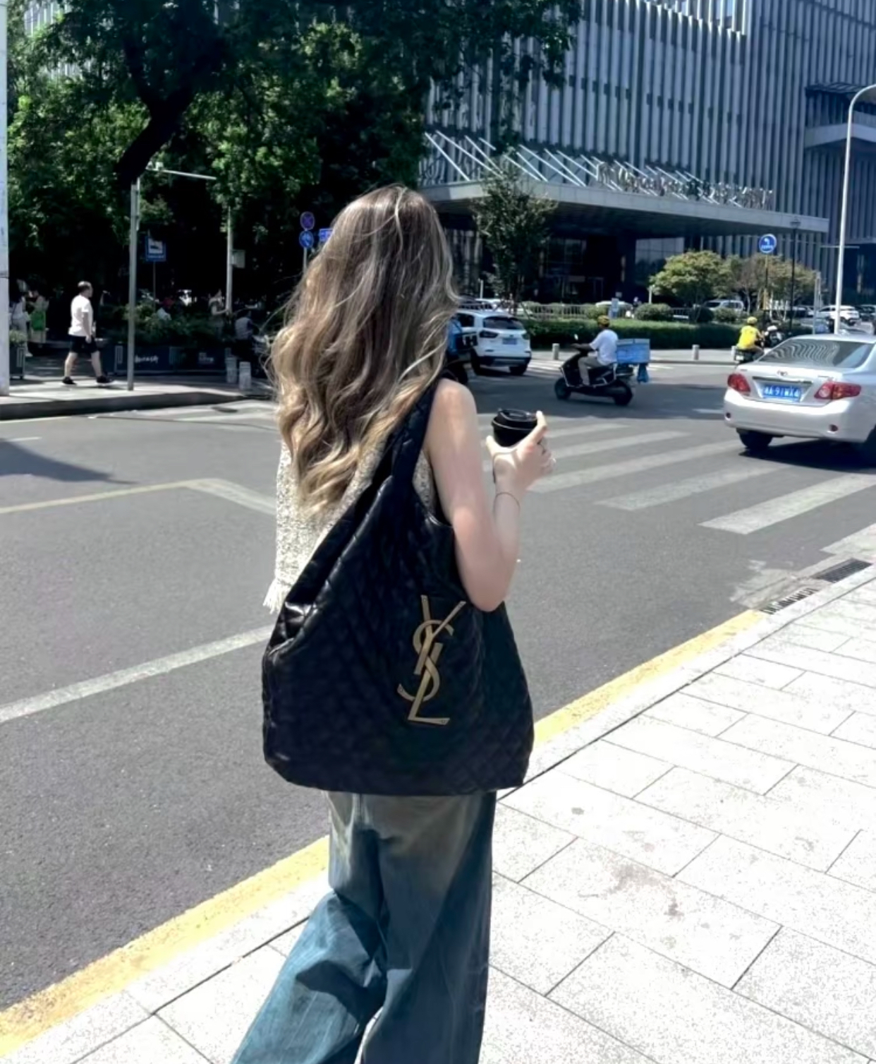 YSL care Maxi  羊皮子母包 大size model必備❤️‍🔥