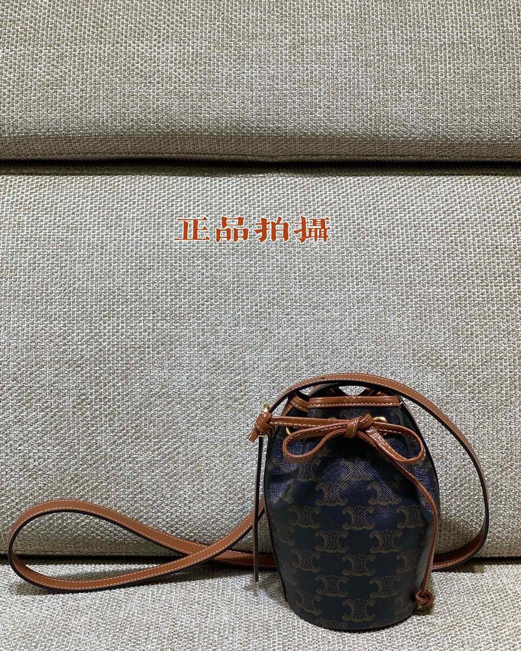 𝐂𝐄𝐋𝐈𝐍𝐄 ♥ 𝐓𝐑𝐈𝐎𝐌𝐏𝐇𝐄 𝐂𝐀𝐍𝐕𝐀𝐒 𝐌𝐈𝐂𝐑𝐎 𝑪𝒆𝒍𝒊𝒏𝒆新推出的超𝒎𝒊𝒏𝒊抽绳水桶包，怎么可以这么可爱啊啊啊❗️真的又Q又萌可爱到爆炸‼️背上身可太洋气了🥳各种凹造型 时髦精上线～ 型号：10H492 尺寸：9*17*9cm