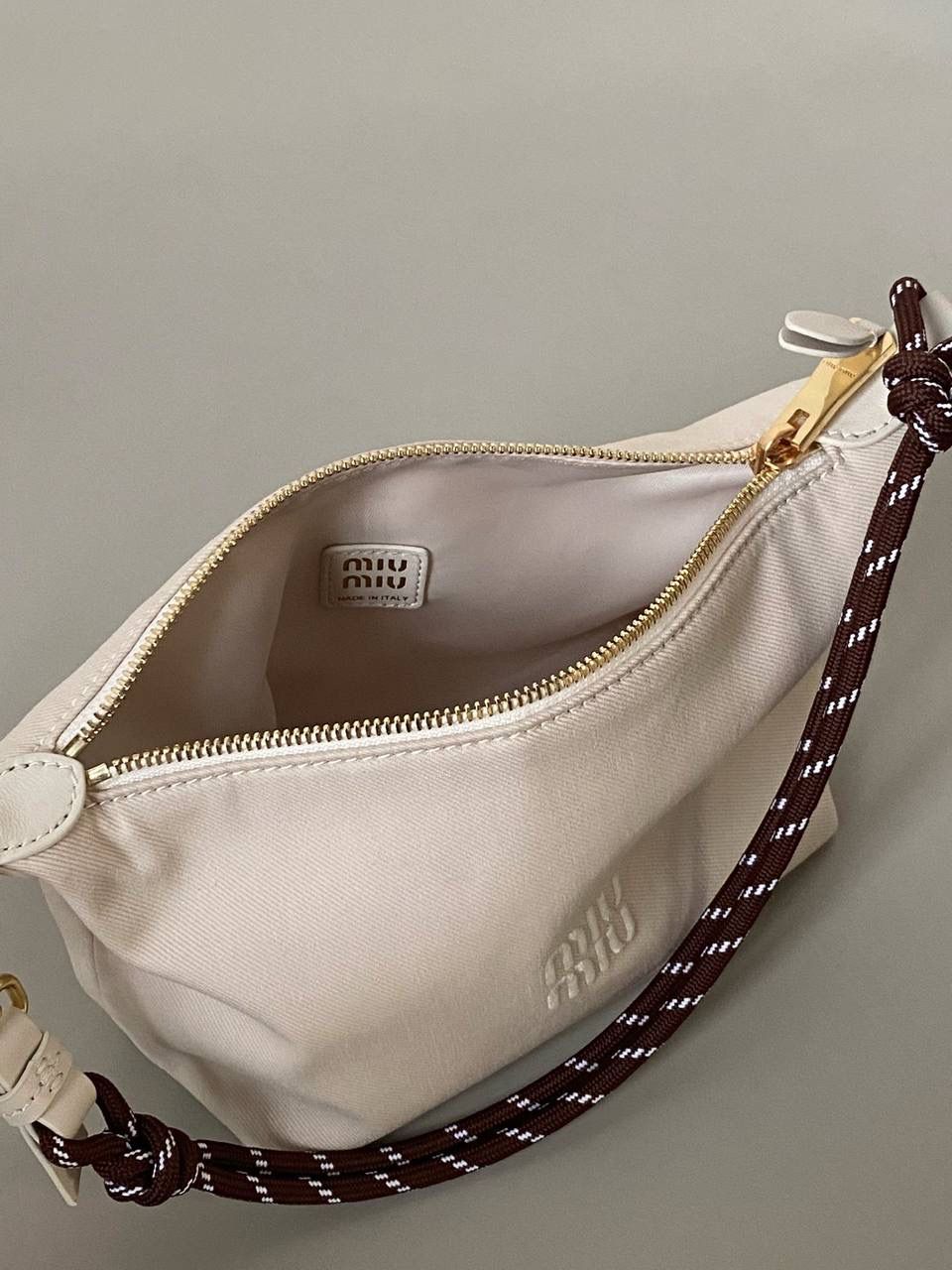 销量王🔥 𝐌𝐢𝐮𝐌𝐢𝐮饭盒包 米白色 啊啊啊，好喜欢这个彩色的碰撞！ 帆布面料搭配撞色小彩绳直接封神了！！ 每个配色，简直就是锦上添花 不敢想象这个夏天背这只有多好看！ 容量就不用说了 很好装 还很耐磨 性价比也特别的高～ 时髦精必入这只好吗 绝对日常出门回头率超高的一只 抓紧冲吖！！！ 18.5×14×10cm #F0006m