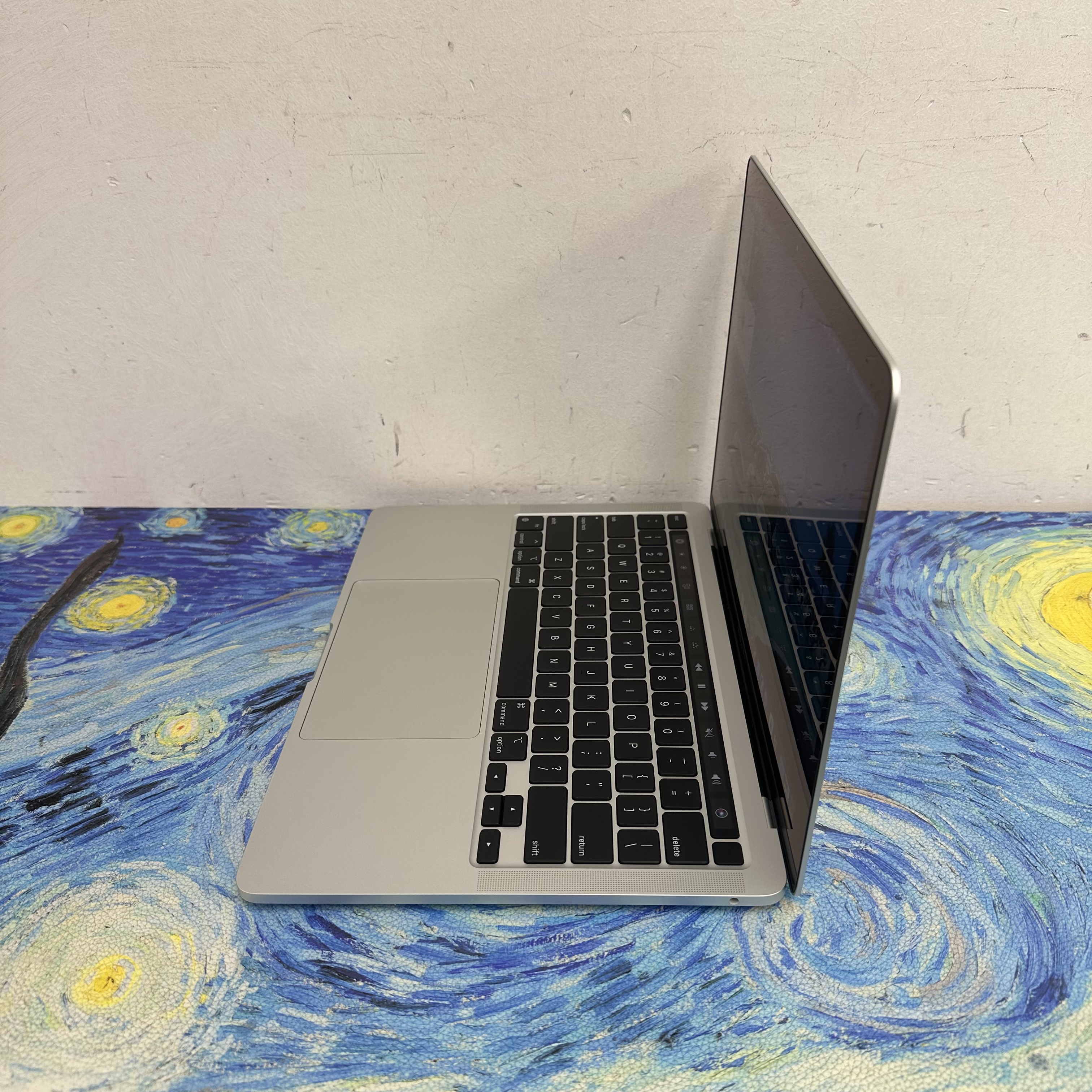 #5612 Apple MacBook Pro 2021/APPLE Retina/M1 CPU/8GB Ram/512GB SSD/Touch ID/13.3吋Mon/銀色/ Gaming Laptop / Notebook/Movie / Netflix / Office / Work 