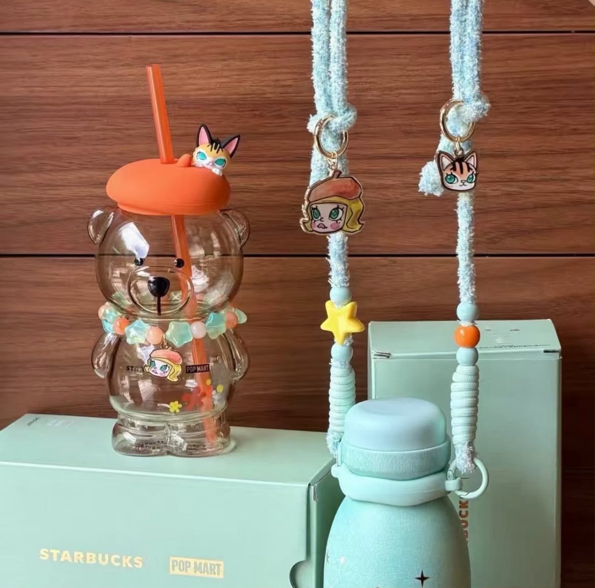 ‼️預訂‼️Starbucks中國限定 X Popmart Molly20周年軟雪星夢聯名系列小畫家熊店長玻璃吸管杯460ml
