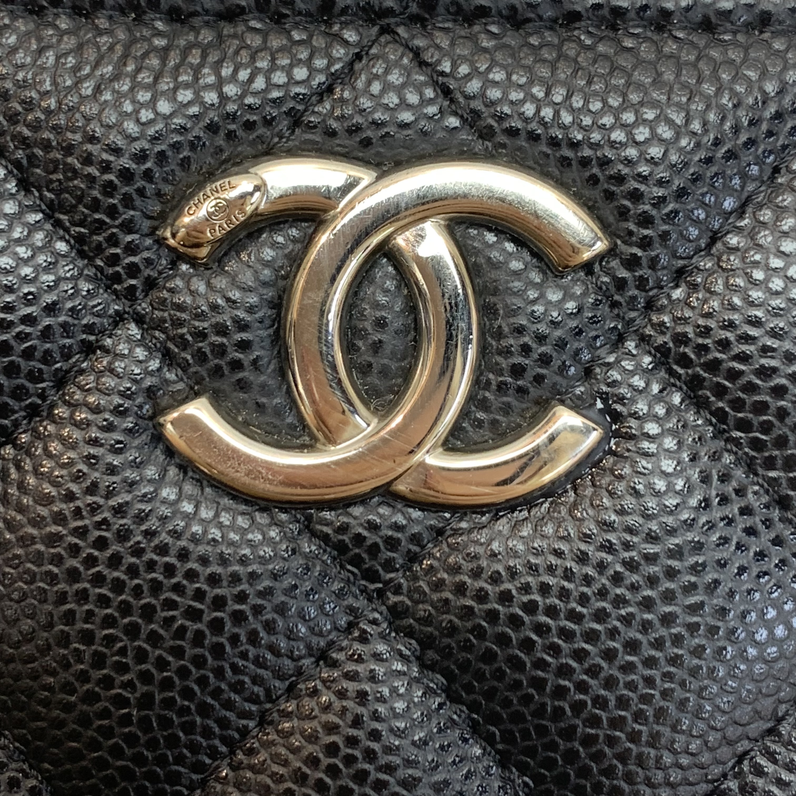 22S Chanel 荔枝牛皮配銀色金屬琺瑯 COCO 扣鏈條方盒子化妝包