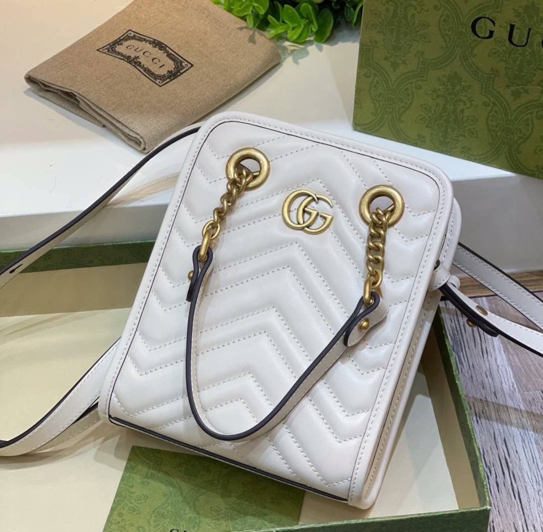 ✈️✈️✈️ 🔥𝐌𝐚𝐫𝐦𝐨𝐧𝐭 迷你托特# ▫️型号：696123 ▫️尺寸 19*16*6cm 经典款中很火很火的有木有，皮革全新升级。原厂牛皮➕顶级五金❗️经典双G设计，最好卖的款，简单的手拎斜挎设计，立体绣花让整个包活跃了起来，手拎带与斜挎肩带都🉑️拆卸，包身挺阔 容量非常充裕！788590