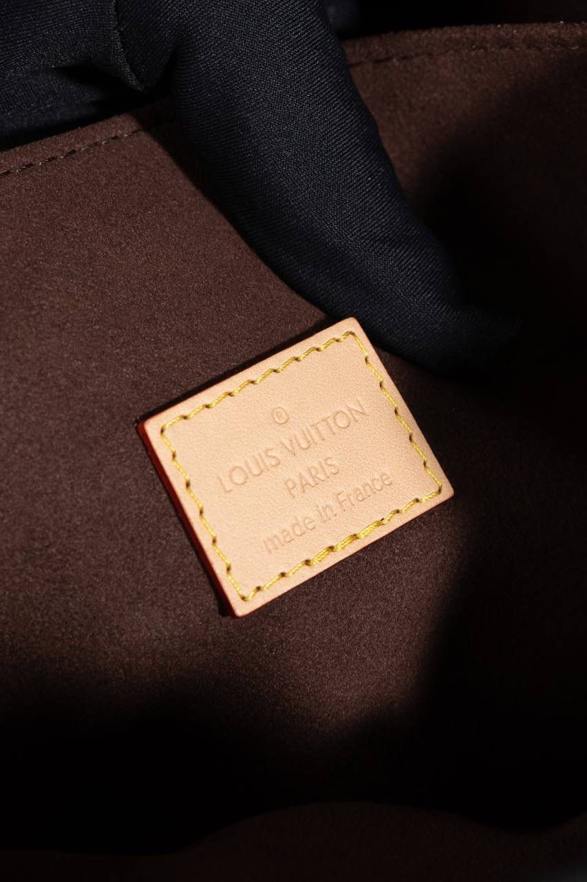 LV POCHETTE METIS🎀大邮差包 ✨ 法国原厂料 + 原厂皮 + 全钢五金 质感真的很稳，拿在手上就知道不一样，高级感直接出来 😍 这款邮差包因为设计经典， 所以一直被叫做 “入门级邮差包” 👜 但不要小看它哦～ 👉 超百搭、👉 超耐看、👉 永远不过时