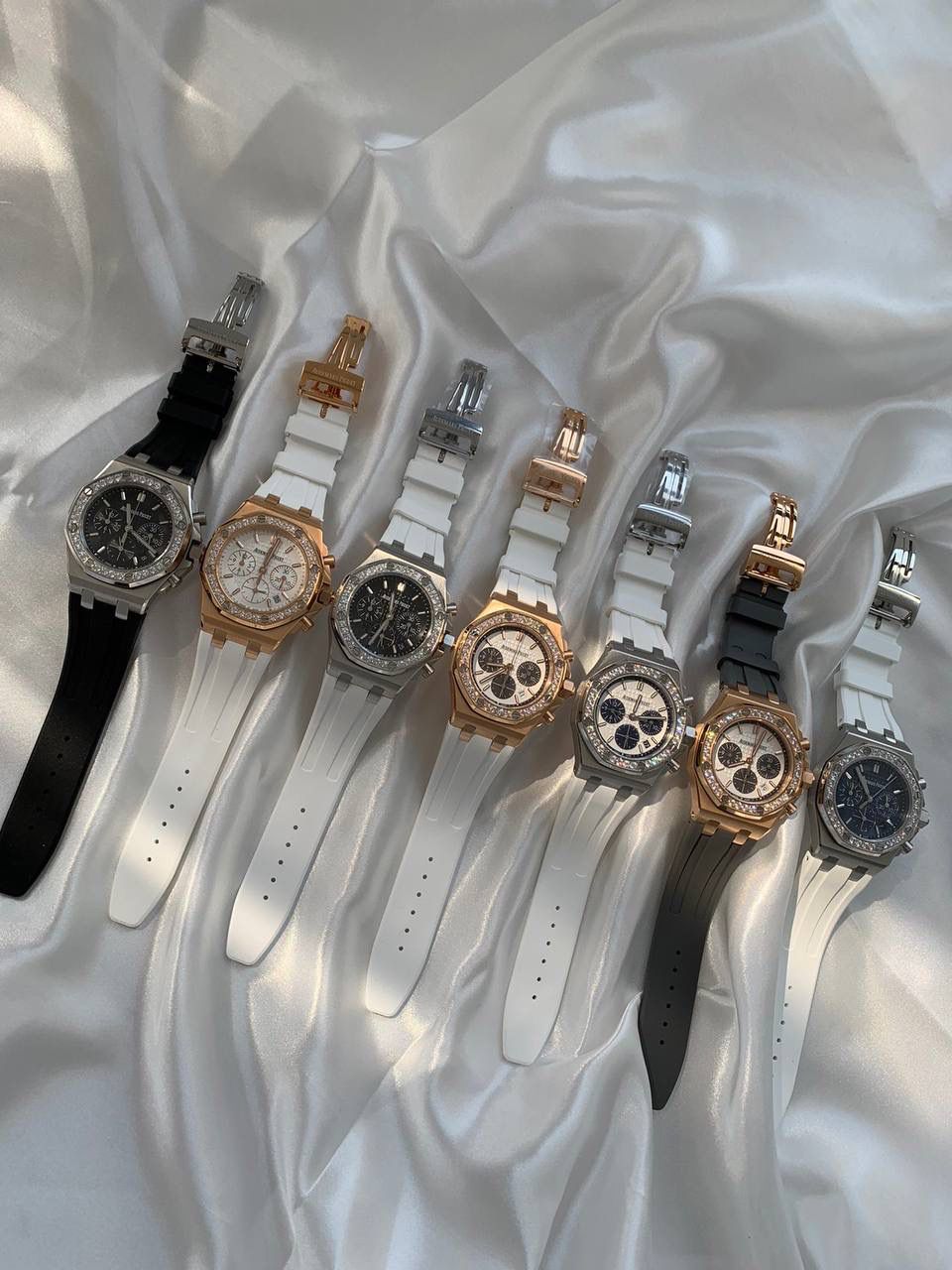 爱彼女款、小红书爆款，喜欢大表盘的女生、必备款，表盘37MM、蓝宝石防刮花玻璃，316精钢表壳、纯手工镶嵌32颗莫桑钻、搭配瑞士多功能石英机芯精准走时，表带采用进口橡胶工艺，佩戴舒适不过敏、折叠扣设计，佩戴便捷，数量有限，先到先得，多种色系，穿搭任选！