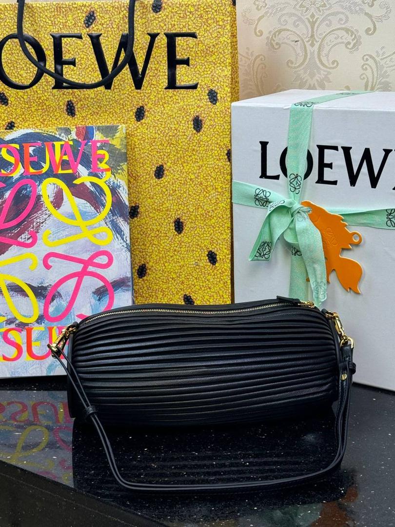 🎈褶皱羊皮手链包 ——【👉🏻黑色到货】 尺寸：𝟐𝟓-𝟏𝟎-𝟏𝟎𝐜𝐦 编码：062338 ✅采用褶皱纳帕小羊皮制成的管状小包，可转换为手链佩戴。 ✅两侧压印羊皮纹品牌大LOGO，配有🉑拆卸🉑调节的长肩带