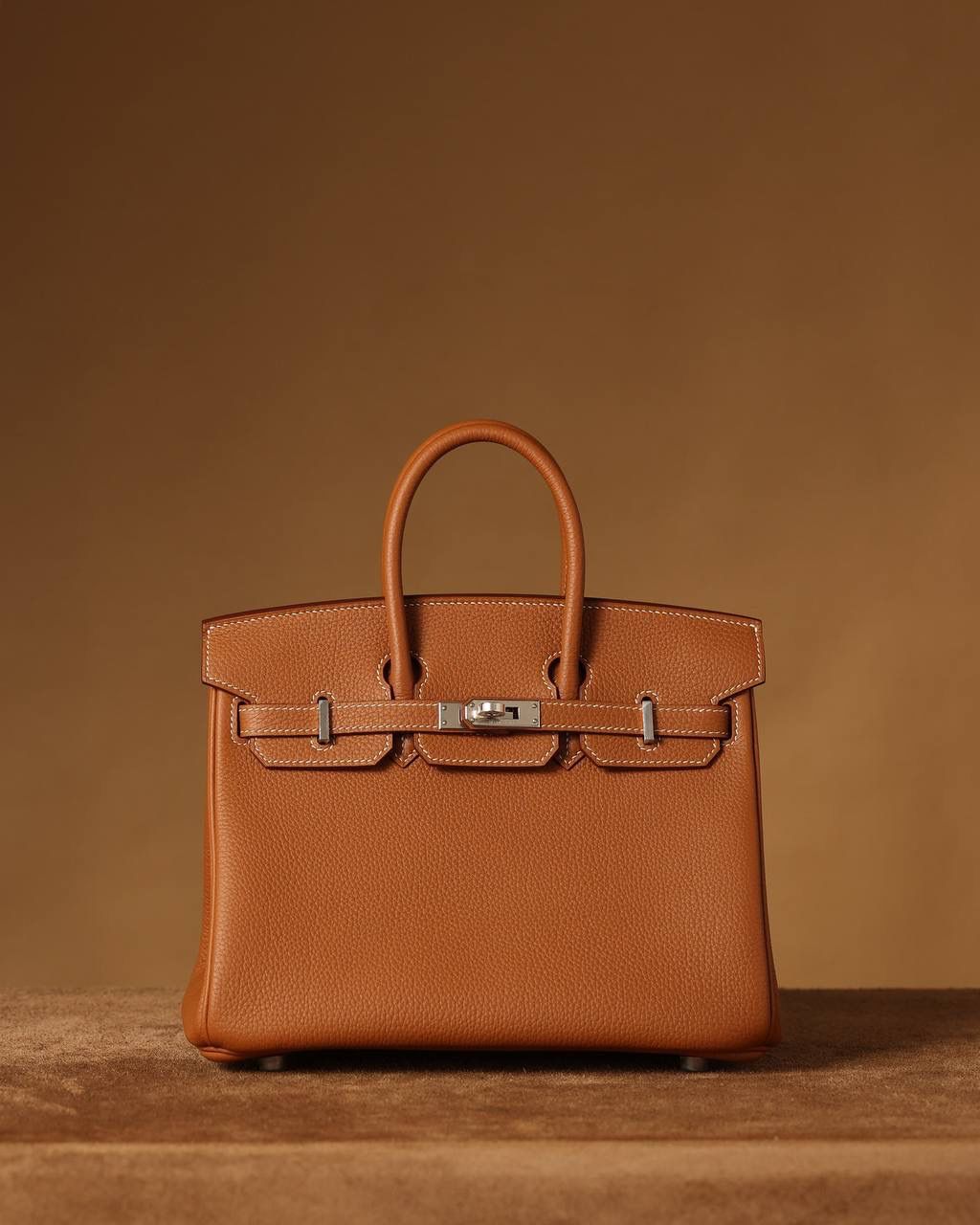 Hermes 爱马仕 Birkin25cm 金棕银扣👜✨ Birkin 独家渠道货 独家欧洲原厂皮原厂五金组装的ZP尾单货 尺寸：20 X 25 X 13CM 尺寸：22 X 30 X 16CM Birkin我们采用的是进口原厂Togo真皮，什么是Togo皮呢？ Togo皮：最经典的Birkin用皮。表面是均匀的颗粒状，类似荔枝纹，有光泽。皮质较硬，容易保持包包的形状，相对较轻，触感比较柔软，耐磨耐用； 我们用的是纯原、原厂皮就是和原版专柜一样的皮！
