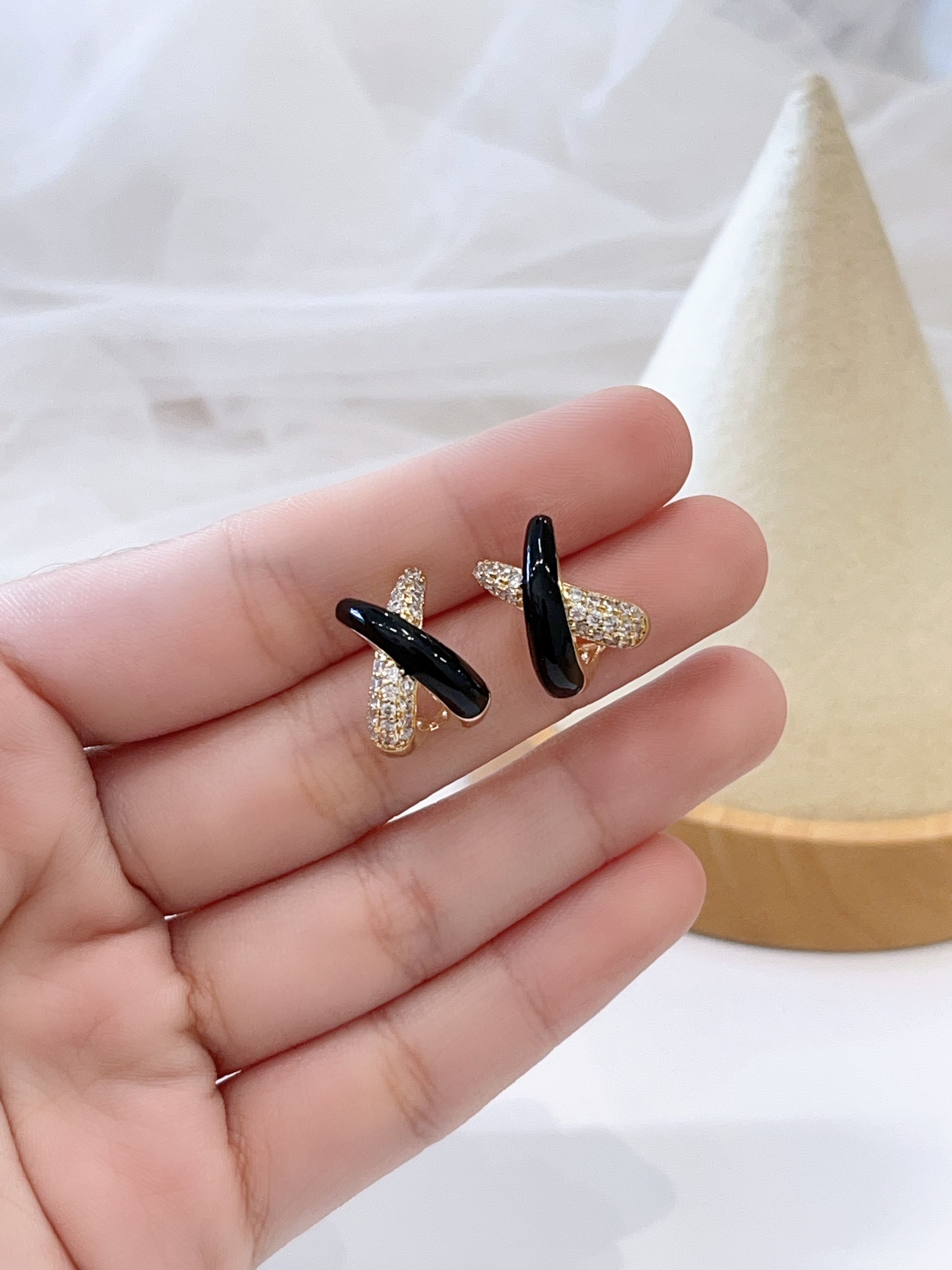 高级感镶钻交叉设计耳环✨