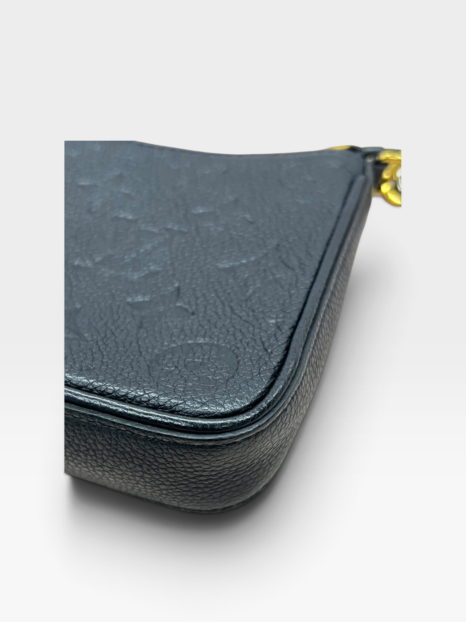 Pre-Owned LV Easy Pouch On Strap / Product Code: 082803