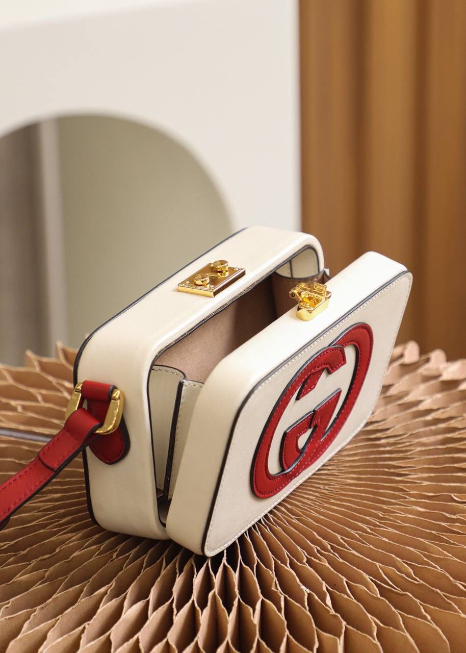 ▪️ 𝙂𝙂盒子包 高级感撞色设计#658230#▪️ ✔️尺寸：17*10*5.5cm 小古新品𝙂𝙂撞色设计盒子包， 这一届的新品太让人眼前一亮了， 撞色的设计搭配盒子包造型， 自带可爱少女气息，竟然附带一丝复古元素！ 盒子包造型搭配经典的𝙋𝙖𝙙𝙡𝙤𝙘𝙠系列锁扣， 可爱的元素搭配经典的搭配融合得恰好！🌈 爱了，双𝙂增添了当代时尚格调！