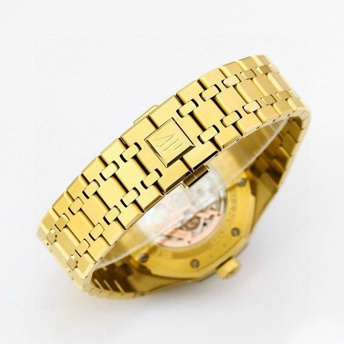 🚀爱彼 皇家橡树系列 ，复杂功能万年历腕表。型号：26574ST.OO.1220ST.01 业内唯一实现原版功能。💯 贵族钟表 爱彼皇家橡树系列万年历腕表，高贵优雅的蓝盘配上冷艳精钢表壳，完美体现爱彼美学设计及复杂功能的极高技术。 表壳采用316L精钢，直径41毫米. 厚度11.4mm。蓝色表盘镌刻“Grande Tapisserie”大格纹装饰，蓝色表盘，立体时标、刻面指针覆盖夜光涂层。三个显示日历功能的副表盘以及月相显示盘对称分布于表盘之上，井然有序地显示出小时、分钟、星期、日期、周历、月份、月相和闰年信息。真正唯一对版。蓝宝石防眩光处理让整体手表更加通透明亮。 搭载9015一比一改装定制还原Calibre 5134自动上链机芯。堪称毕业的产品。 这枚腕表的编号是Ref. 26574ST.OO.1220ST.01