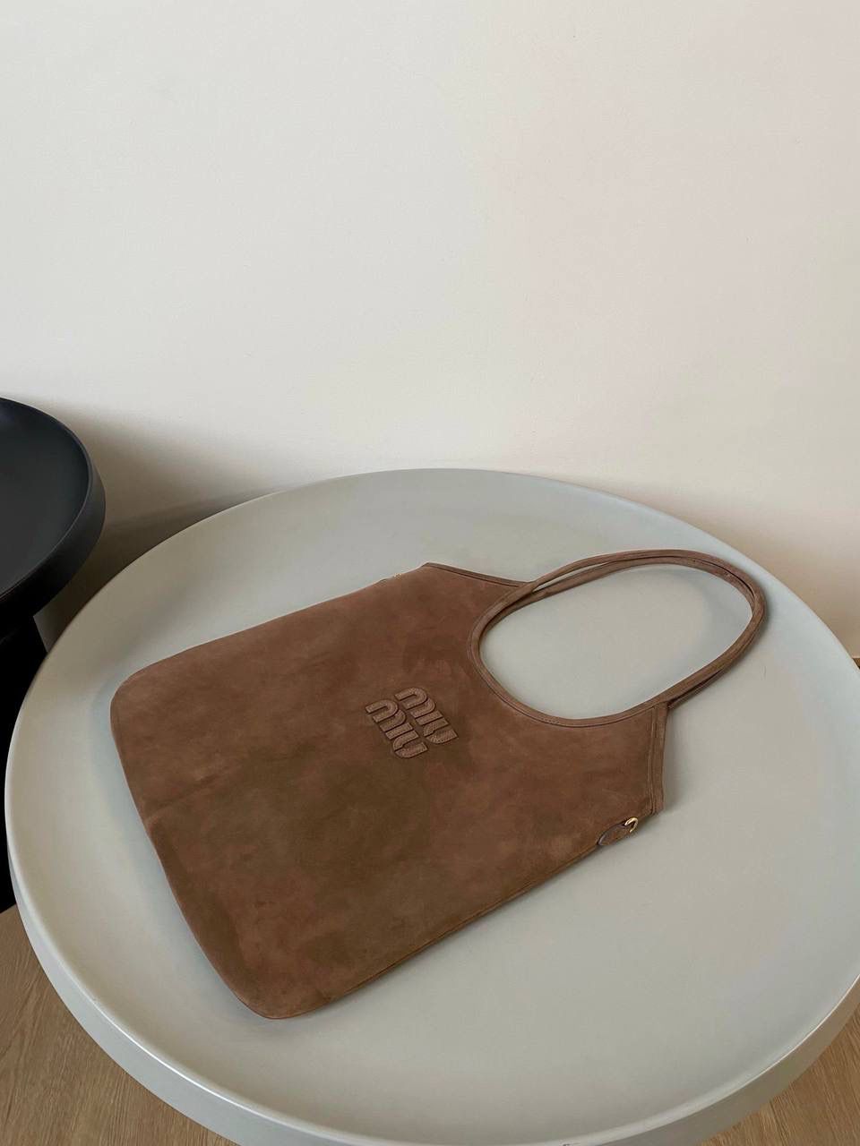 🈶可可棕 𝗠𝗶𝘂𝗠𝗶𝘂 𝐢𝐯𝐲 24秋冬托特 今年棕麂皮系列大人气啊！ 深深的巧克力色，满满秋冬味儿～ 绒面皮每年都会有，但是！！ 今年这股风刮的特别猛 从秀场到ins博主穿搭，或者线上门店 几乎都有麂皮元素！ 西装款 夹克 风衣 鞋子 包括包包等 延续去年美拉德色系的颜色， 今年的颜色各种各样，有深有浅 但我唯爱咱miu家的这个巧棕色 绝对秋冬氛围感里，最“增质感”的时髦单品！ 35×40cm #F0110m