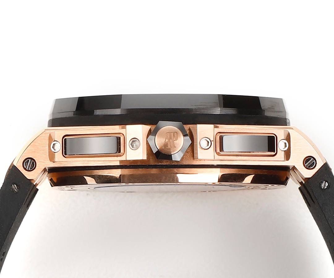 爱彼皇家橡树离岸型横空出世🔥💯引用全新的彩色陶瓷锻造技术，表壳与圈口的选料，不惜重本使用日本进口的氧化锆，无需任何颜料，以超高的压力与超高的温度锻造，形成超高密度的彩色陶瓷，再经过百里挑一，确保每一个成品都与原版毫无色差！CNC级别的打磨，将整一个表壳的边边角角完美处理，即使陶瓷，也做到毫不割手。圈口的拉丝，经过顶级的打磨技术，做到每一丝每一线都毫无断续，每一颗六角螺丝都与表框处在同一平面，拒绝一丝一毫的凸显与凹陷，诠释了何为顶级的复刻工艺！