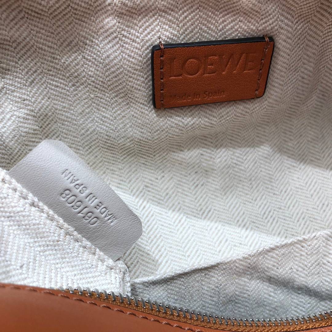 🧡罗家经典𝐏𝐮𝐳𝐳𝐥𝐞 大号手袋 尺寸：𝟑𝟔-𝟐𝟕-𝟏𝟒𝐜𝐦 编码：061607 颜色：平纹/土黄/白标 🧡凭借其创新的长方体形状，舒适的触感和高实用性，准确的裁切创造出了立体感。 人字纹棉帆布内衬，Anagram空压点缀，一个内部插袋隔层，后拉链口袋