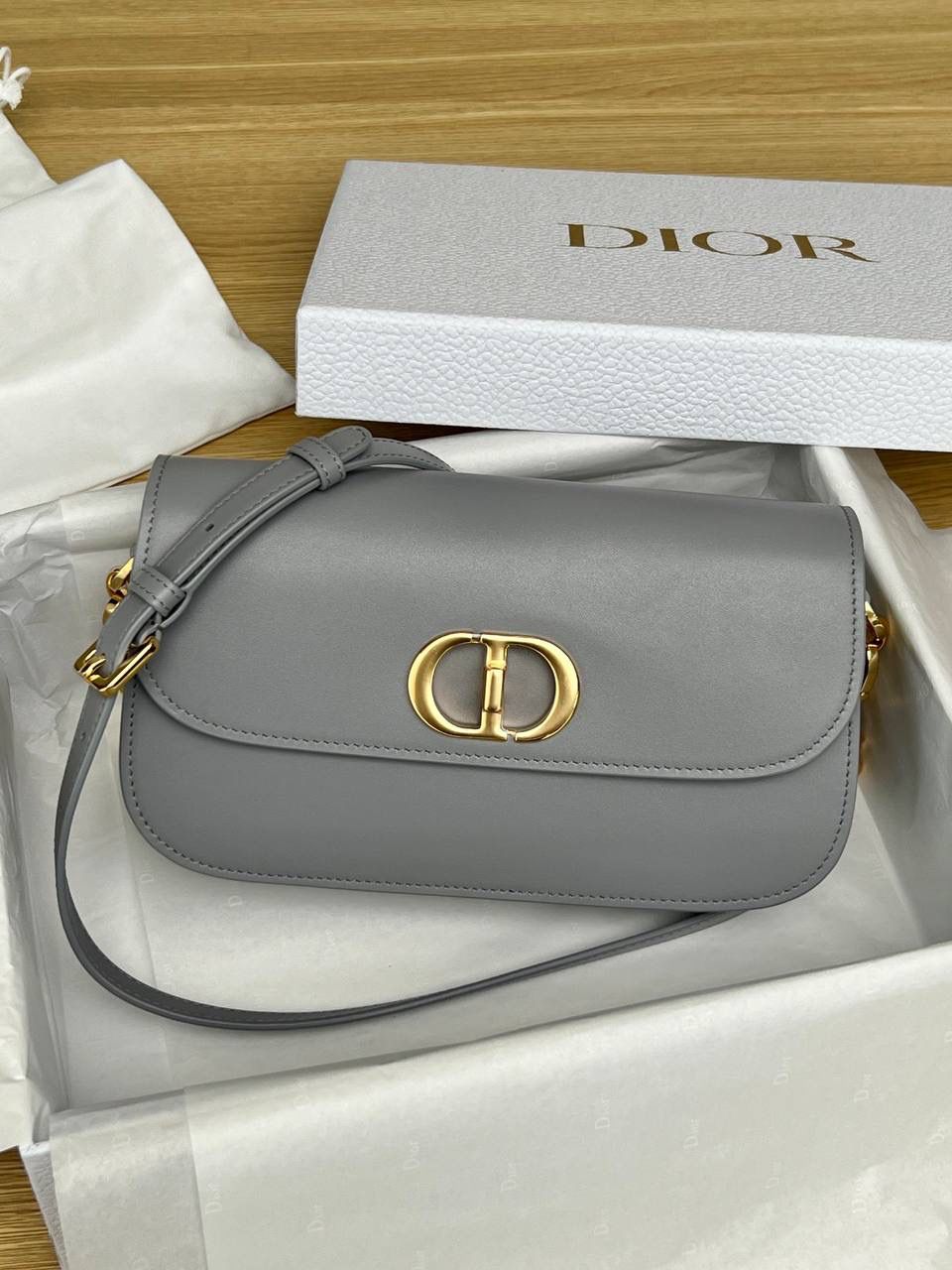 实拍实拍 💕30 MONTAIGNE AVENUE 手袋 梦幻灰色光面牛皮革 独家渠道货 独家蒙田腋下包白色珐琅扣 独家手机版实物实拍 这个实拍最接近实物颜色 尺寸：22.5 x 12.5 x 6.5 厘米