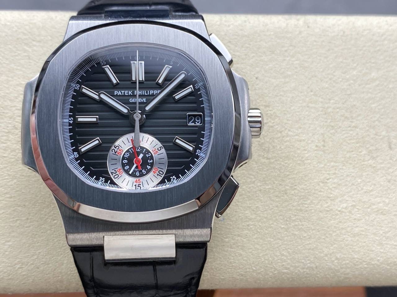 V2版真功能🌐真小秒！3K工厂 百达翡丽鹦鹉螺5980/1A-014多功能计时腕表V2版本，真小秒、真功能！【表壳】腕表尺寸40.5毫米，同正品一致的枕型表壳采用正面拉丝，侧面抛光的两种工艺组合，层次感分明，质感十足。尽显精湛工艺。【表带】采用原装表带一比一量身打造，每节表带的中央抛光部位，都能呈现钻石的形状，尽显高级质感。【机芯】3K厂采用定制版PP.CH28-520机芯，完美还原正品，时分秒，日期，和计时大秒功能。3K匠心之作，欢迎各位表友品鉴🌐