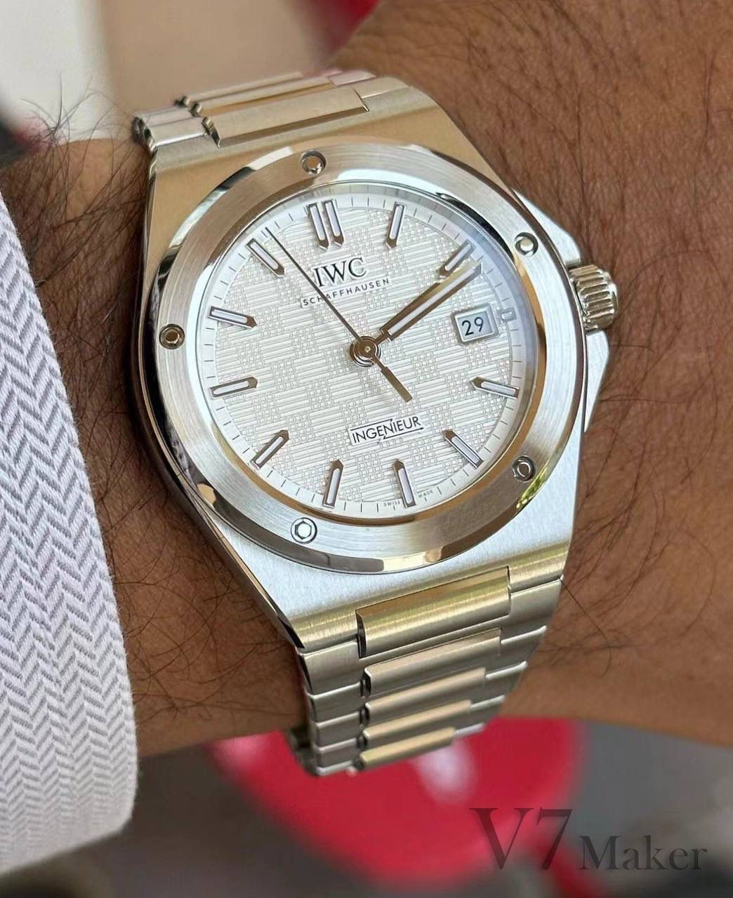 新作最特别之处在于表盘再现原版 Ingenieur SL 使用的「网格」饰纹，制作时需要在铁质表盘底座上冲压形成凹雕纹路，再经过镀锌处理。该图案由相互垂直的细线组成，压印于软铁坯件后再经电镀工艺处理。该图案覆盖整个表盘内部区域，而环绕分钟刻度的表盘外部区域仍然保持光滑。IWC标识的比例及其在表盘上的位置经过精心调整，可以确保它与“网格”图案严密对齐。涂覆夜光材料的时标确保在夜间依然清晰易读 表盘采用大三针布局，时标和秒针同样回归了70年代的造型，3点为日历窗，6点则是「INGENIEUR」标志。