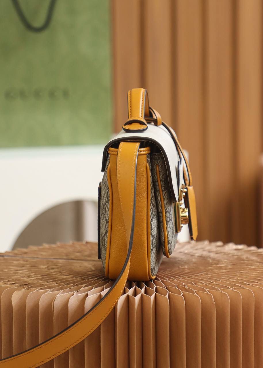 𝐩𝐚𝐝𝐥𝐨𝐜𝐤小锁扣邮差包#658487#正品皮 ✔️尺寸：21*14*5cm 𝐩𝐚𝐝𝐥𝐨𝐜𝐤新品锁头邮差包， 超赞的设计，拼色灵感源自典藏设计， 为邮差包造型再添惊艳之作， 经典的𝐩𝐚𝐝𝐥𝐨𝐜𝐤标志性小锁扣， 搭配全新的亮色拼接设计， 容量更加人性化的分层收纳， 让你日常使用更加便捷舒适！ 超级种草，又是一个大爆款的节奏！🔥🔥