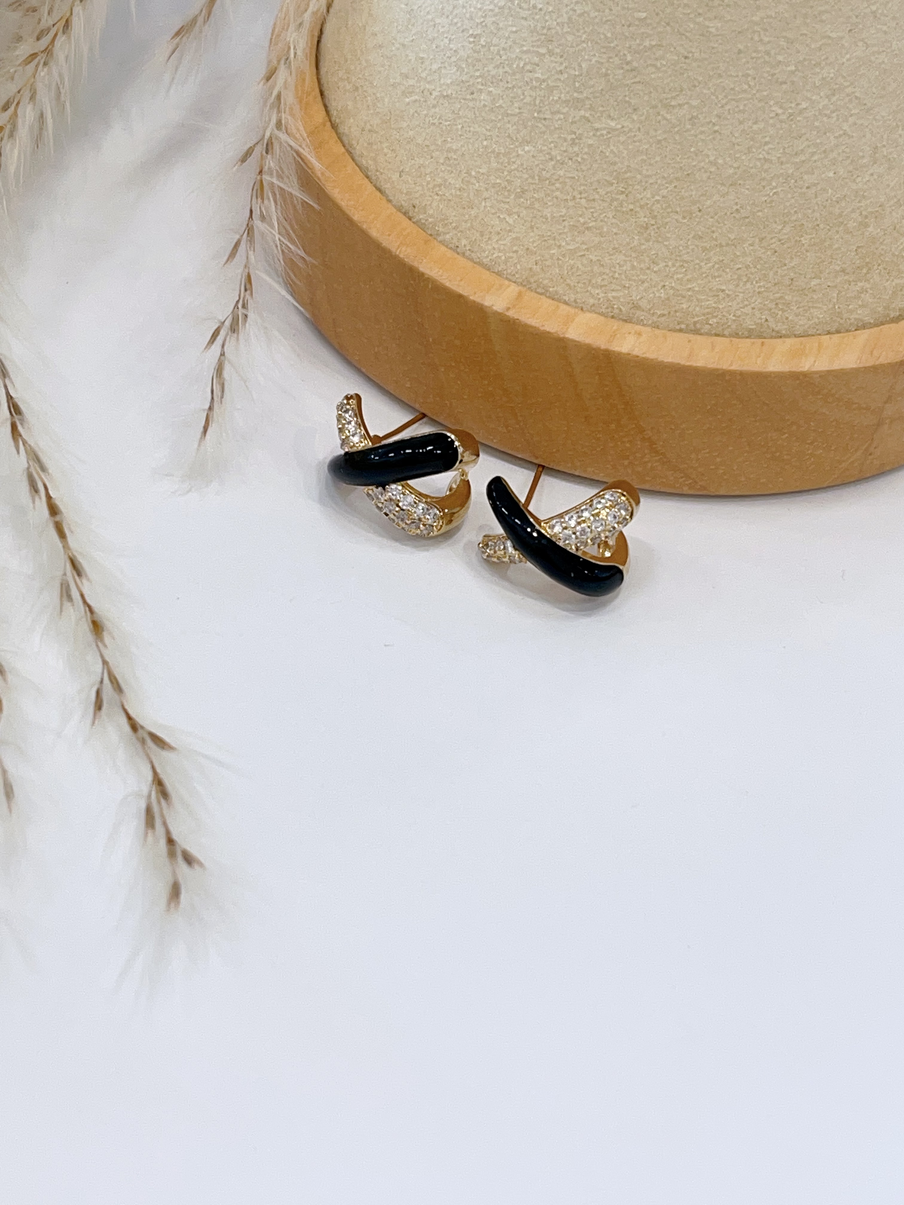 高级感镶钻交叉设计耳环✨