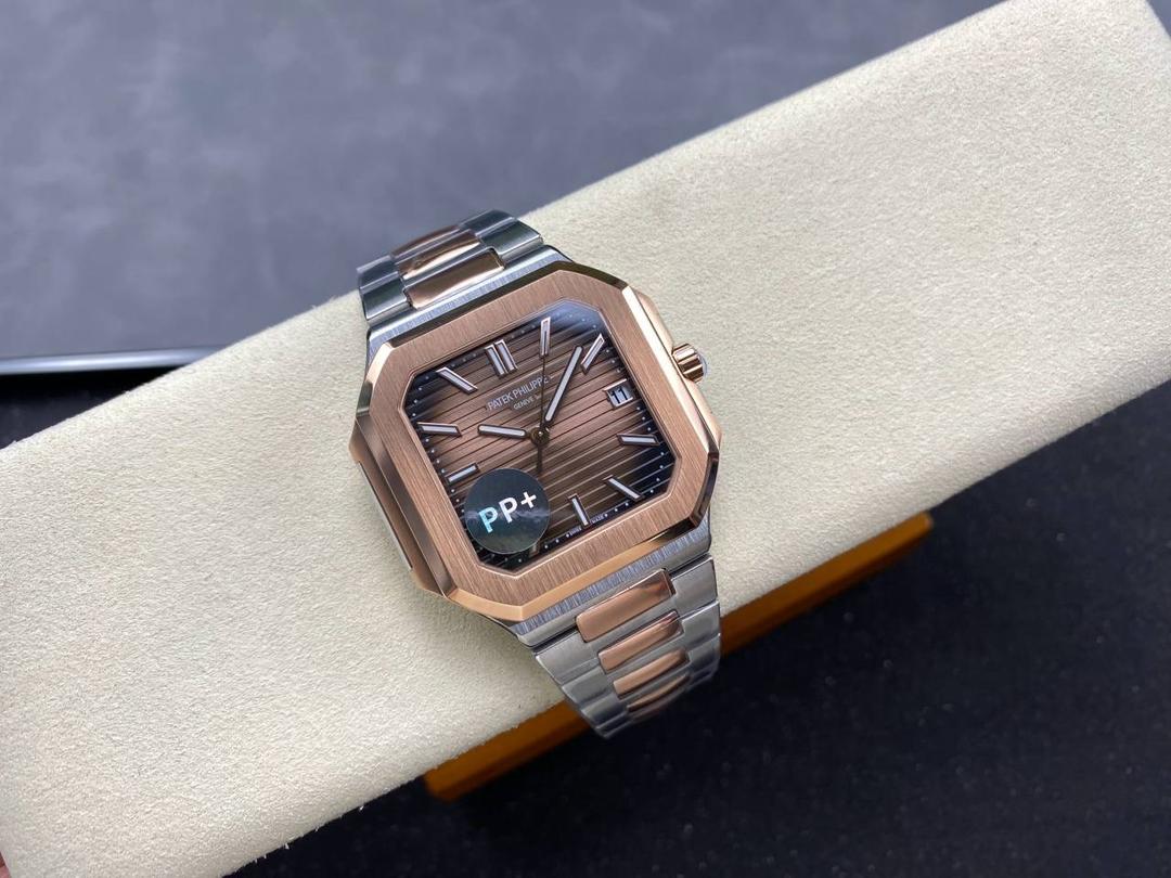 百达翡丽 方形 新系列CUBITUS 5821腕表 亮点特色：1️⃣机芯:搭载定制9015改Cal.26-330 SC一体机，调时不停秒，调时不停秒，摆轮位置均与正品一致，自动上链机芯。2️⃣钢带:316L定制级人体工程学表带，新扣款式。3️⃣表壳:尺寸45毫米厚度仅8.3mm，为表壳对角线长度(即10点位至4点位),因为表壳近似于方形，上下边的宽度会小于这一数值，所以视觉效果并不是很大。 搭配上，5821属于运动风格腕表，日常搭配正装和休闲风格也可以。