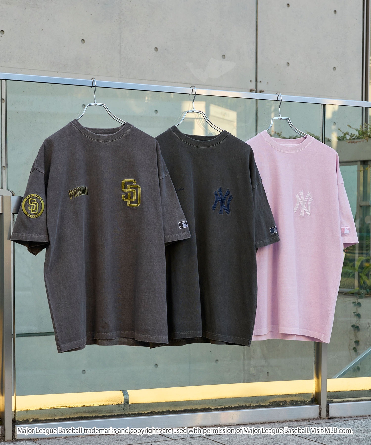 日本直送MLB刺繡T恤  MLB/美國職棒大聯盟 定製 徽章刺繡 復古加工短袖T恤男女可穿