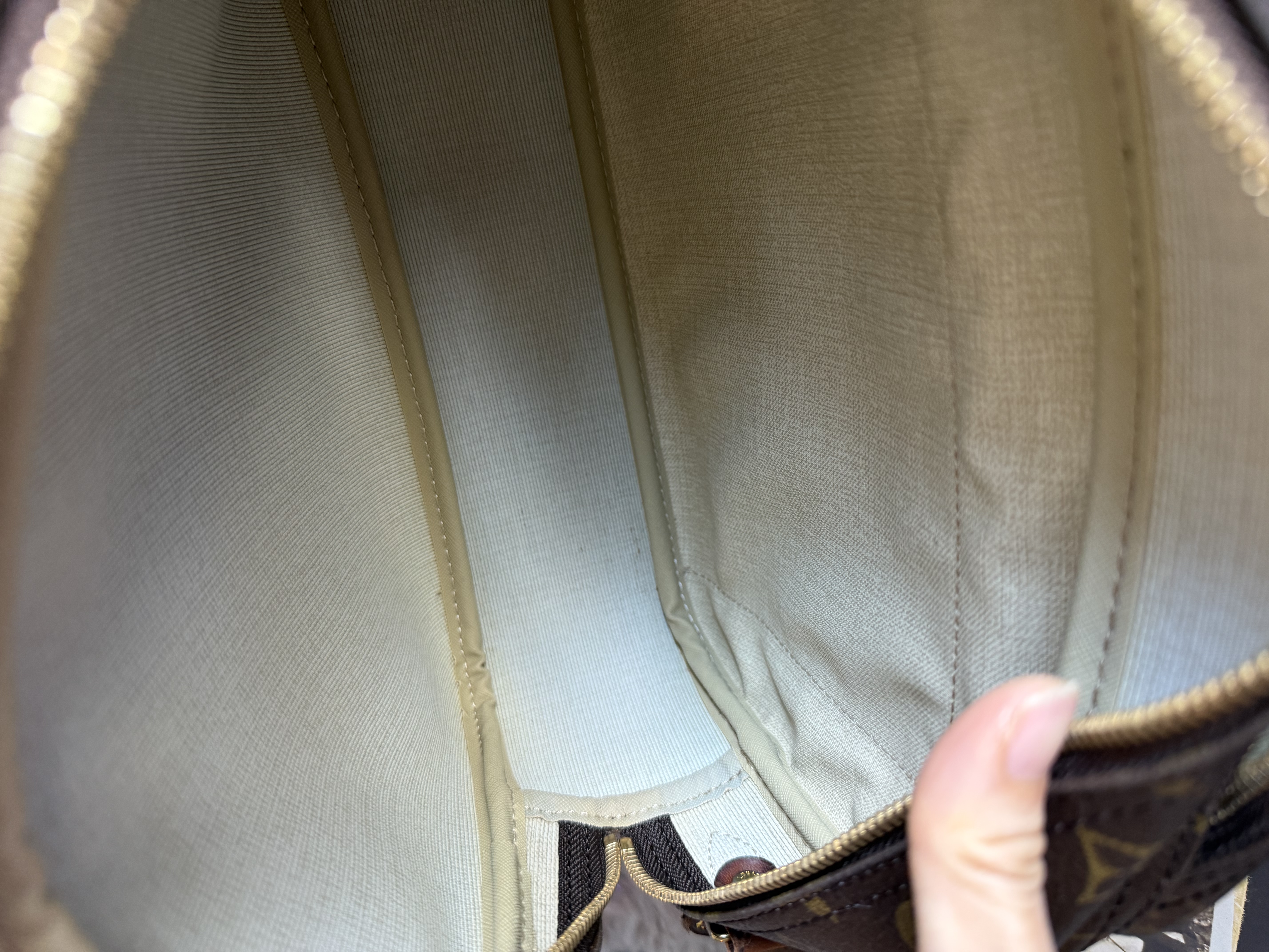 Lv monogram reporter bag 