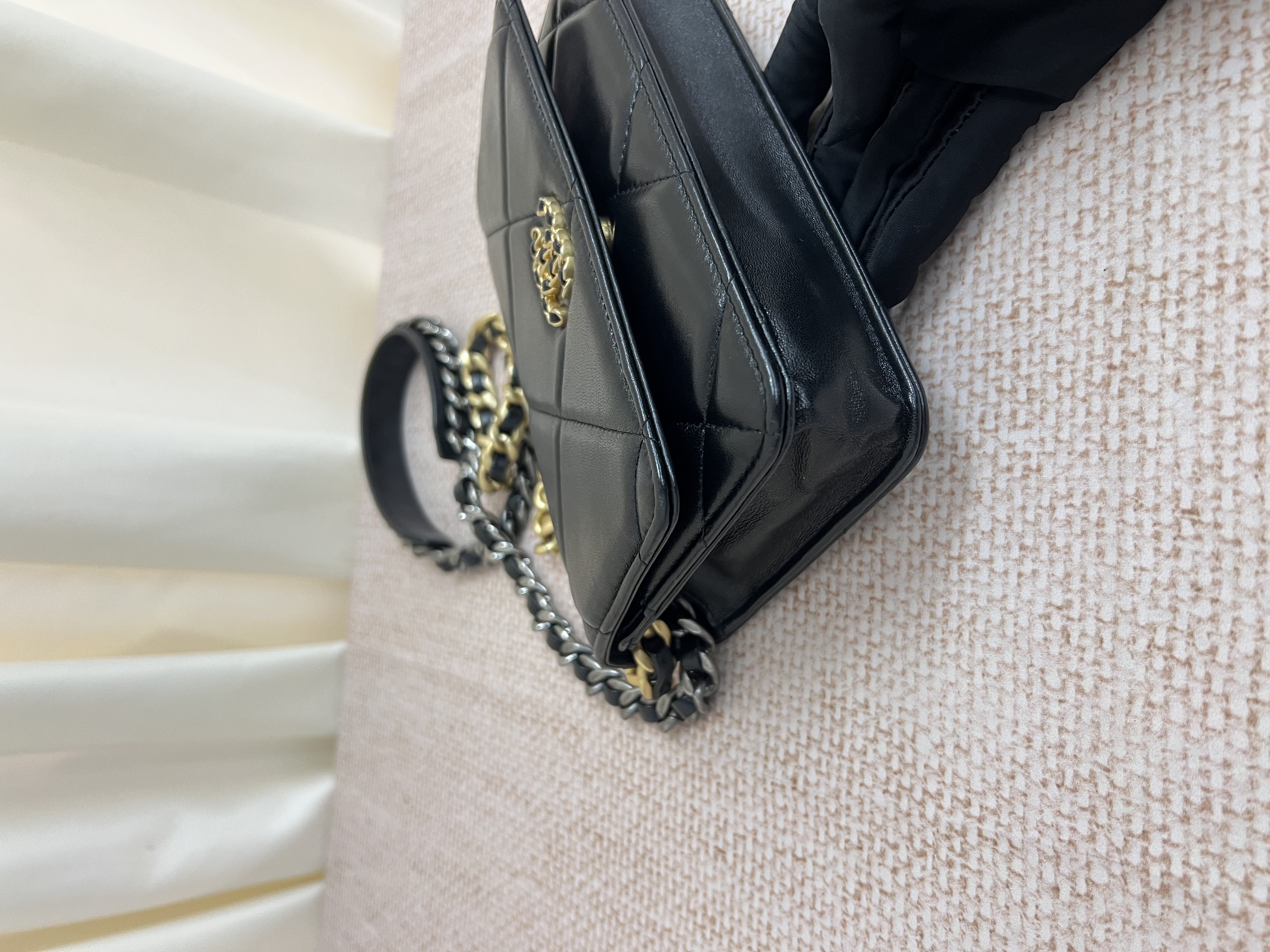 Pre-owned Chanel 19 WOC/ Product Code: 26031304