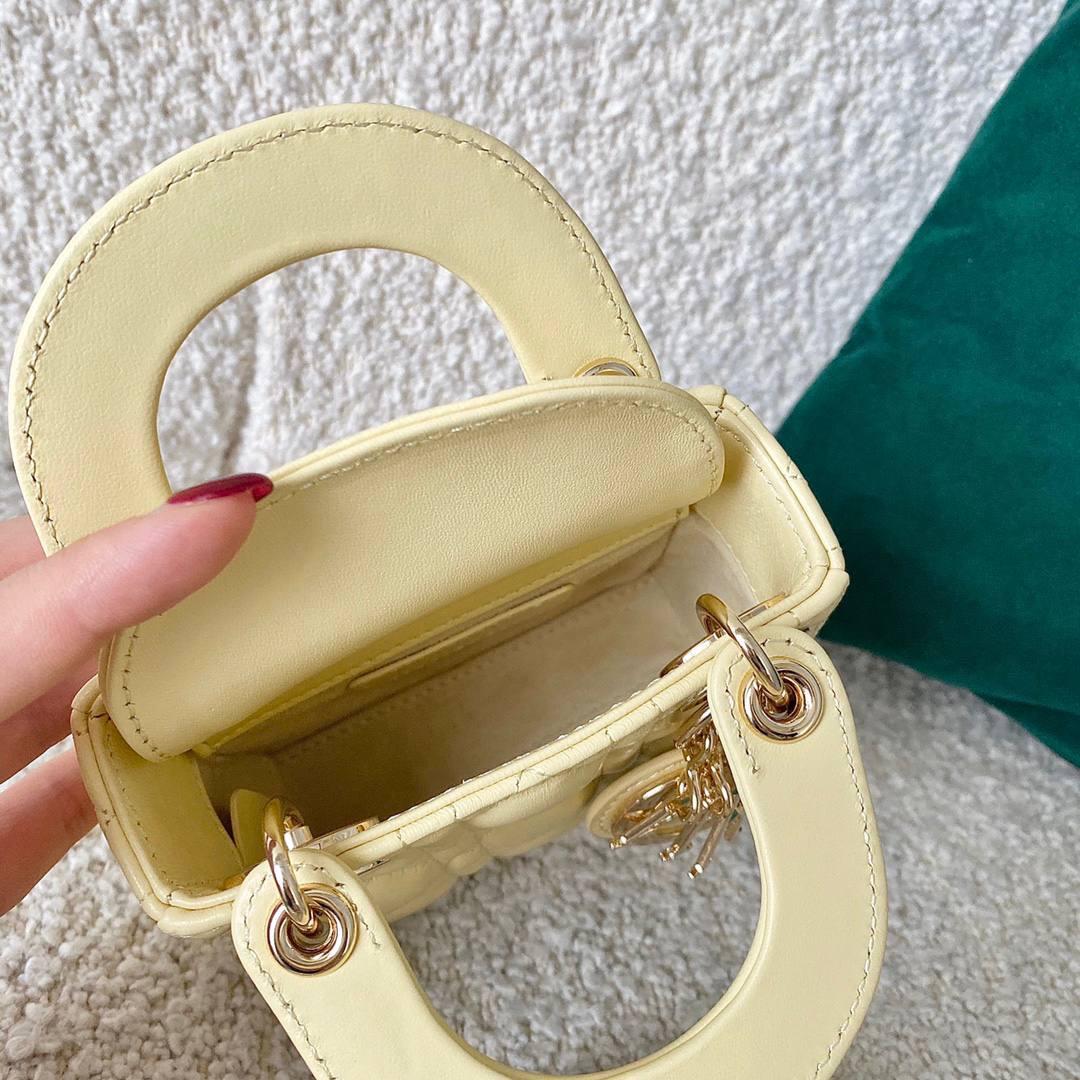 𝗗𝗜𝗢𝗥 𝗺𝗶𝗰𝗿𝗼 𝗹𝗮𝗱𝘆 𝗯𝗮𝗴小鸡黄🐥 火爆全网的最新超mini系列 天阿噜！小小只，简直太太太太可爱了！ 精致到巴掌大小，无敌治愈我这颗少女的心啊！！ size：12×10×5cm