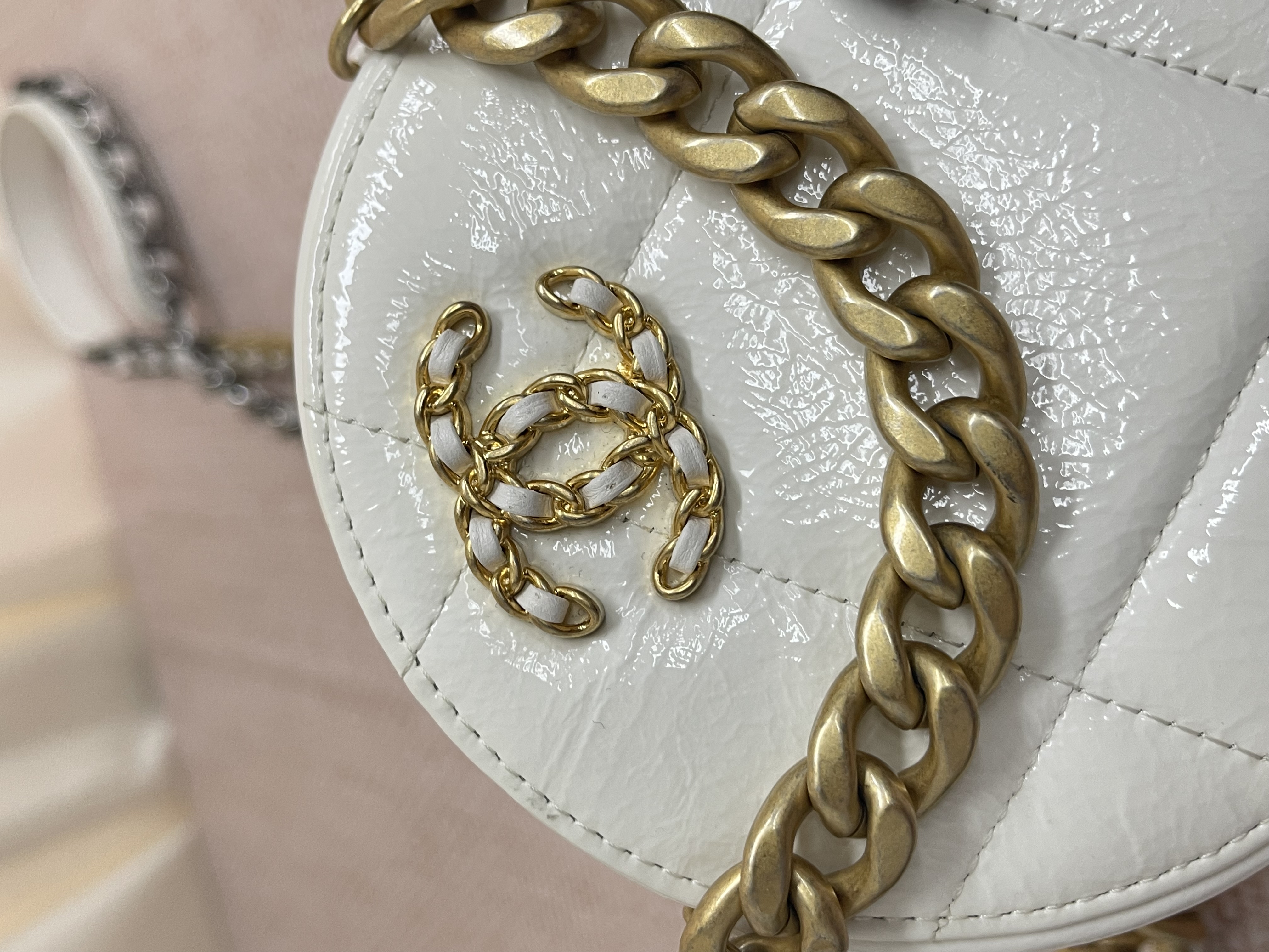 Pre-owned Chanel 19 Round Clutch/ Product Code: 26040551 